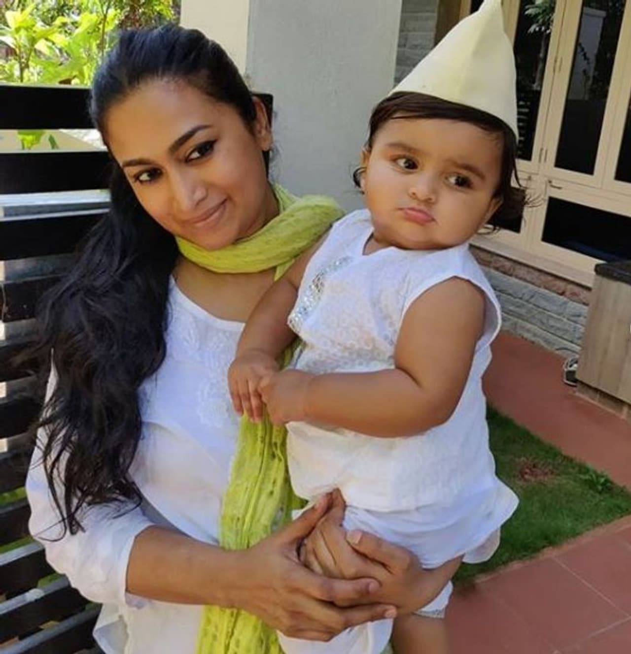 ಸ್ಯಾಂಡಲ್ವುಡ್ ನಟಿ ಶ್ವೇತಾ ಶ್ರೀವಾತ್ಸವ್ ಪುತ್ರಿ ಈ ಚಬ್ಬಿ ಚೀಕ್ಸ್ ಅಶ್ಮಿತಾ ಶ್ರೀವಾತ್ಸವ್ ಸ್ಯಾಂಡಲ್ವುಡ್ ನಟಿ ಶ್ವೇತಾ ಶ್ರೀವಾತ್ಸವ್ ಪುತ್ರಿ ಈ ಚಬ್ಬಿ ಚೀಕ್ಸ್ ಅಶ್ಮಿತಾ ಶ್ರೀವಾತ್ಸವ್