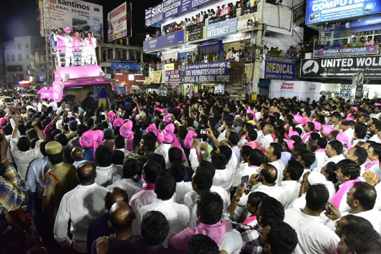 కళా ప్రదర్శనలతో రక్తికట్టిన కేటీఆర్ బాలాపూర్ రోడ్ షో (ఫొటోలు)