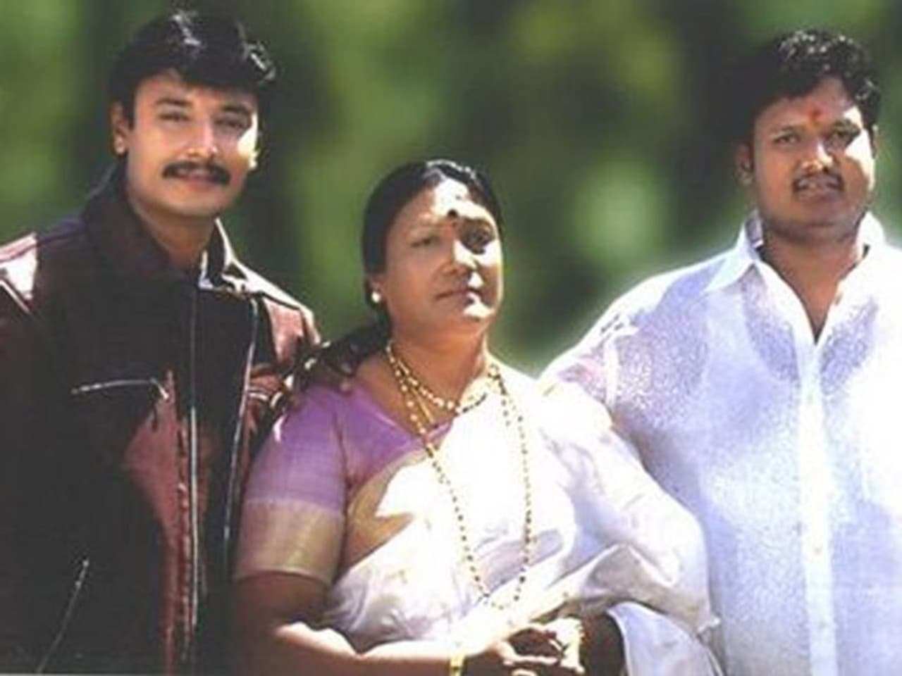 ಕನ್ನಡ ಚಿತ್ರರಂಗದ ಹೆಸರಾಂತ ನಟ ತೂಗುದೀಪ್ ಶ್ರೀನಿವಾಸ್ ಹಾಗೂ ಮೀನಾ ದಂಪತಿಯ ಹಿರಿಯ ಪುತ್ರ ದರ್ಶನ್ ತೂಗುದೀಪ್ ಶ್ರೀನಿವಾಸ್. ಕನ್ನಡ ಚಿತ್ರರಂಗದ ಹೆಸರಾಂತ ನಟ ತೂಗುದೀಪ್ ಶ್ರೀನಿವಾಸ್ ಹಾಗೂ ಮೀನಾ ದಂಪತಿಯ ಹಿರಿಯ ಪುತ್ರ ದರ್ಶನ್ ತೂಗುದೀಪ್ ಶ್ರೀನಿವಾಸ್.