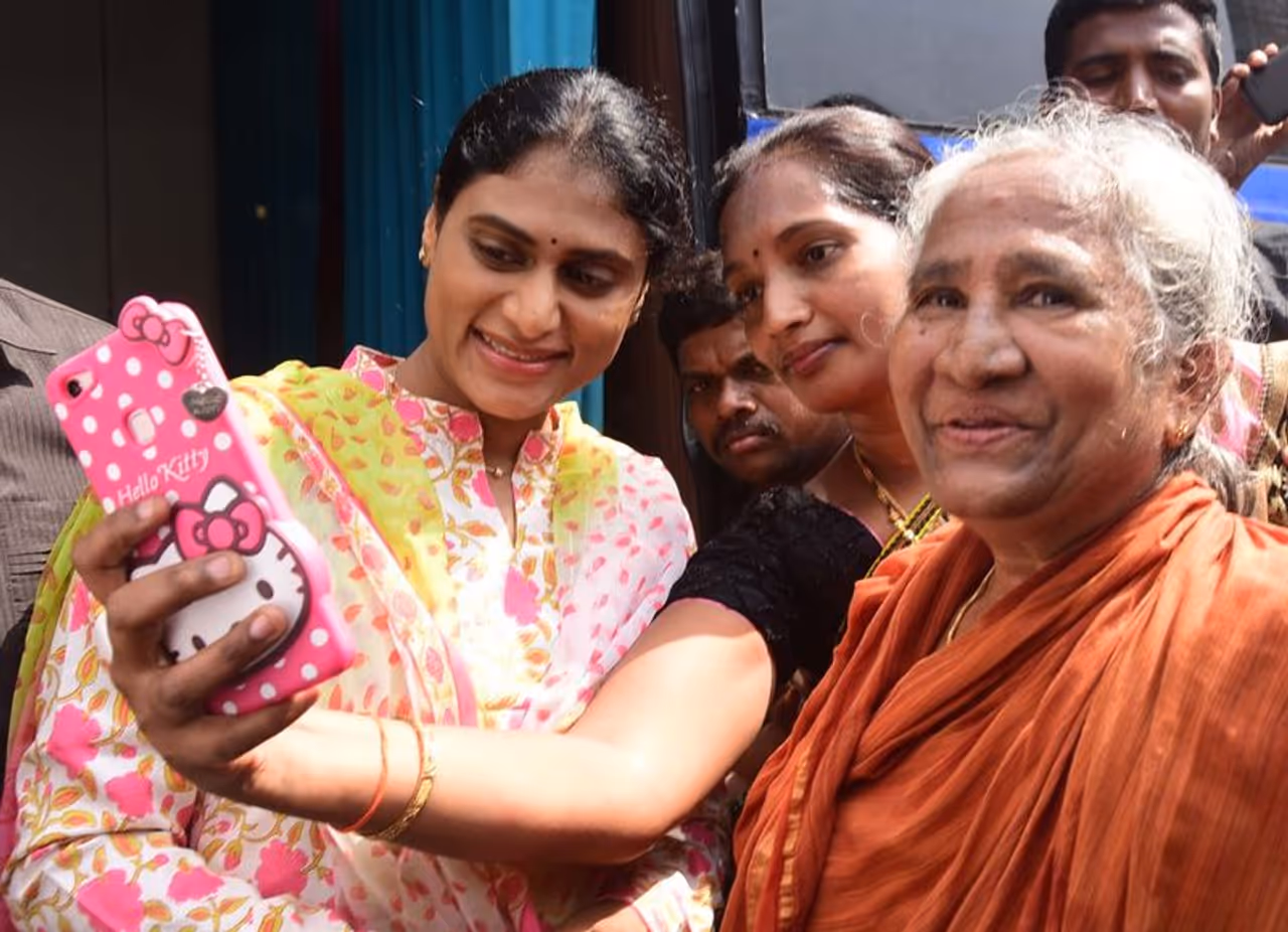 వైఎస్ షర్మిల ప్రచార హోరు (ఫొటోలు) వైఎస్ షర్మిల ప్రచార హోరు (ఫొటోలు)