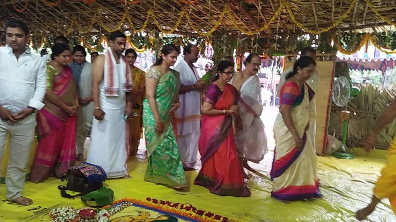 వంగవీటి రాధా నిర్వహించిన యాగంలో భువనేశ్వరి వంగవీటి రాధా నిర్వహించిన యాగంలో భువనేశ్వరి