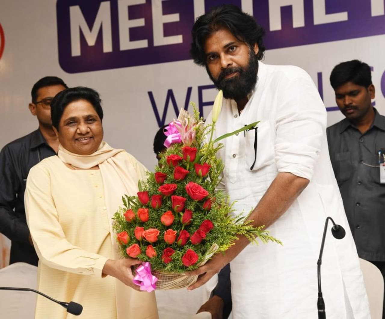 మాయావతితో పవన్ కల్యాణ్ మాయావతితో పవన్ కల్యాణ్