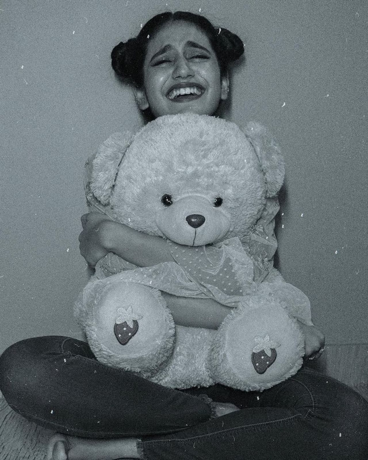 अपनी आंखों के इशारे से रातों रात लाखों लोगों को अपना फैंस बनाने वाली मलयालम एक्‍ट्रेस प्रिया प्रकाश वारियर इंटरनेट पर अपनी तस्वीरों को लेकर अक्सर छाई रहती हैं।