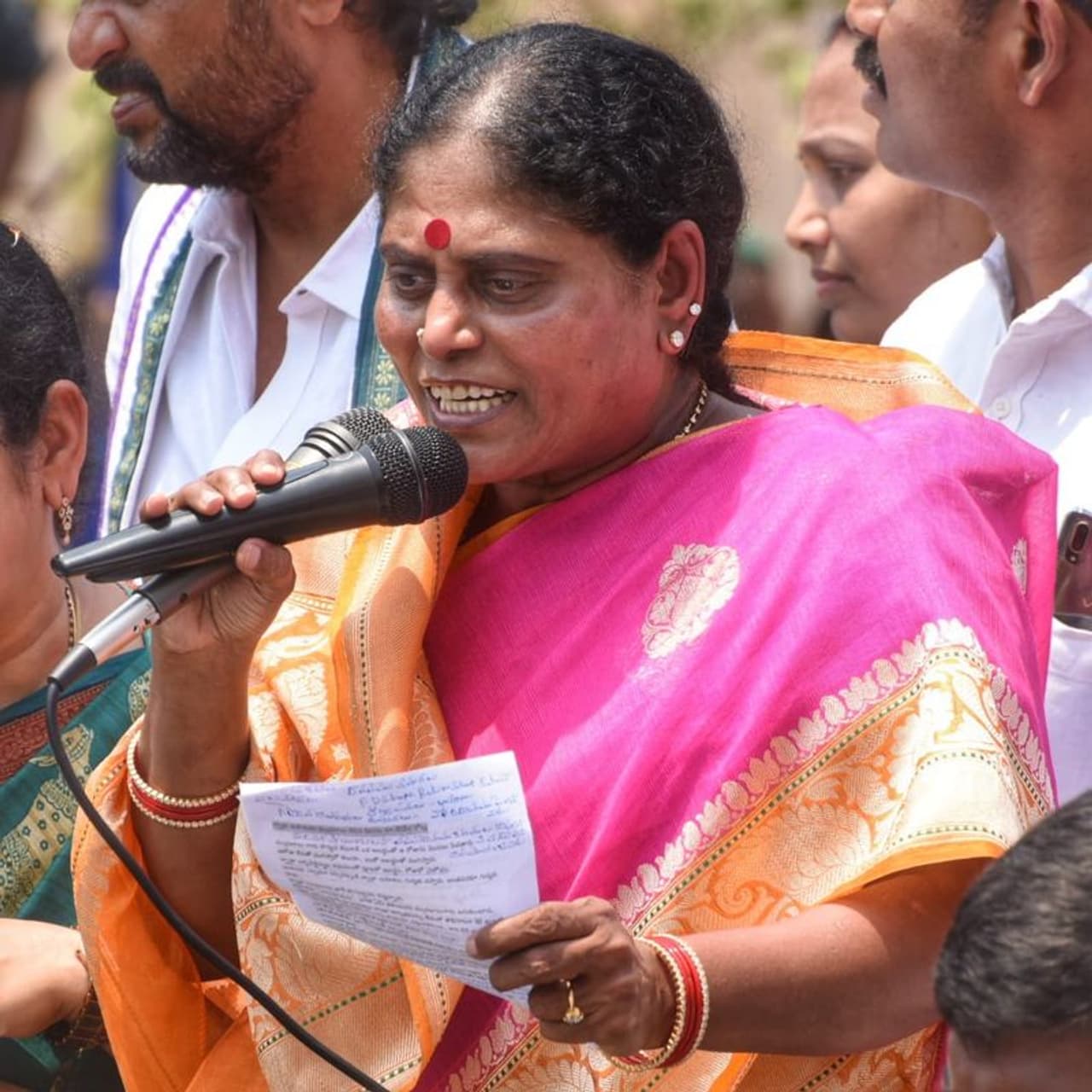 వైఎస్ విజయమ్మ ప్రచార హోరు వైఎస్ విజయమ్మ ప్రచార హోరు