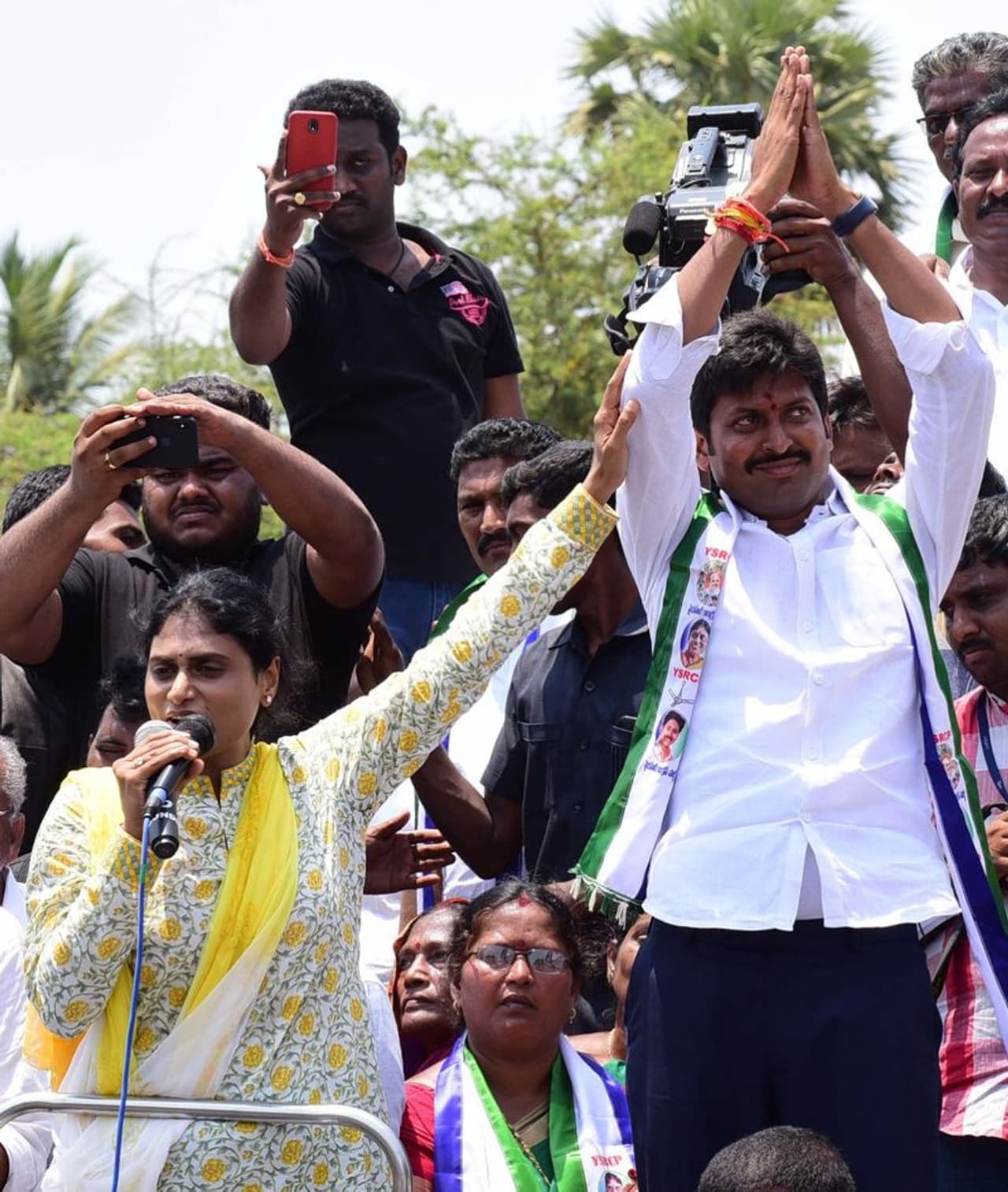 దెందులూరు ఎన్నికల ప్రచారంలో వైఎస్ షర్మిల దెందులూరు ఎన్నికల ప్రచారంలో వైఎస్ షర్మిల