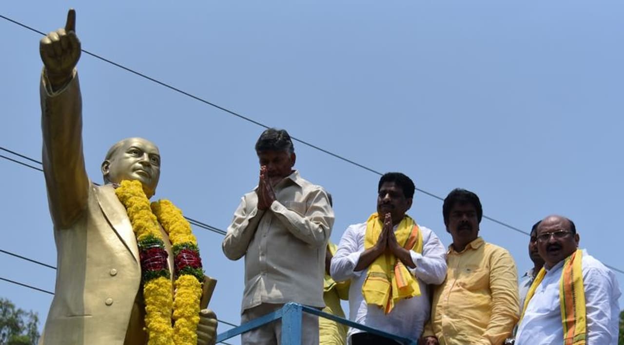 ఐటి దాడులకు నిరసనగా నేలపై బైఠాయించిన చంద్రబాబు ఐటి దాడులకు నిరసనగా నేలపై బైఠాయించిన చంద్రబాబు