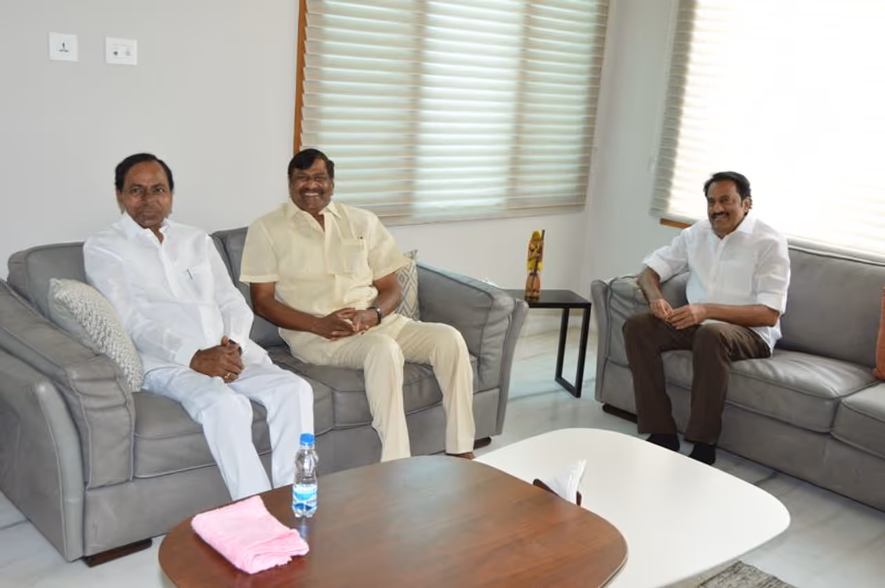 రాజకీయాల్లో ఎప్పుడు ఏం జరుగుతుందో చెప్పలేం. కొందరికి కాలం కలిసొచ్చి అందలం ఎక్కుతారు.. ఇంకొందరు మాత్రం ఎంత కష్టపడినా ఎక్కడ గొంగళి వేసిన చందంగా ఎదుగుబొదుగు లేకుండా ఉండిపోతుంటారు. ఇక మరికొందరి విషయంలో అయితే ఎవరో చేసిన తప్పుకి వీళ్లు బలైపోతుంటారు. ఇప్పుడు ఈ మూడో కేటగిరీ కిందకే వస్తారు సీనియర్ రాజకీయ వేత్త మండవ వెంకటేశ్వరరావు. రాజకీయాల్లో ఎప్పుడు ఏం జరుగుతుందో చెప్పలేం. కొందరికి కాలం కలిసొచ్చి అందలం ఎక్కుతారు.. ఇంకొందరు మాత్రం ఎంత కష్టపడినా ఎక్కడ గొంగళి వేసిన చందంగా ఎదుగుబొదుగు లేకుండా ఉండిపోతుంటారు. ఇక మరికొందరి విషయంలో అయితే ఎవరో చేసిన తప్పుకి వీళ్లు బలైపోతుంటారు. ఇప్పుడు ఈ మూడో కేటగిరీ కిందకే వస్తారు సీనియర్ రాజకీయ వేత్త మండవ వెంకటేశ్వరరావు.