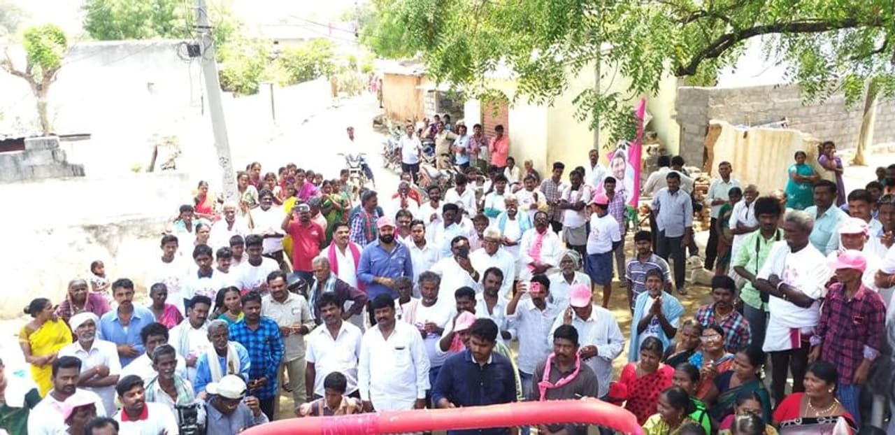 మండుటెండల్లో మంత్రి జగదీశ్ రెడ్డి భార్య సునీత ప్రచారం (ఫోటోలు) మండుటెండల్లో మంత్రి జగదీశ్ రెడ్డి భార్య సునీత ప్రచారం (ఫోటోలు)