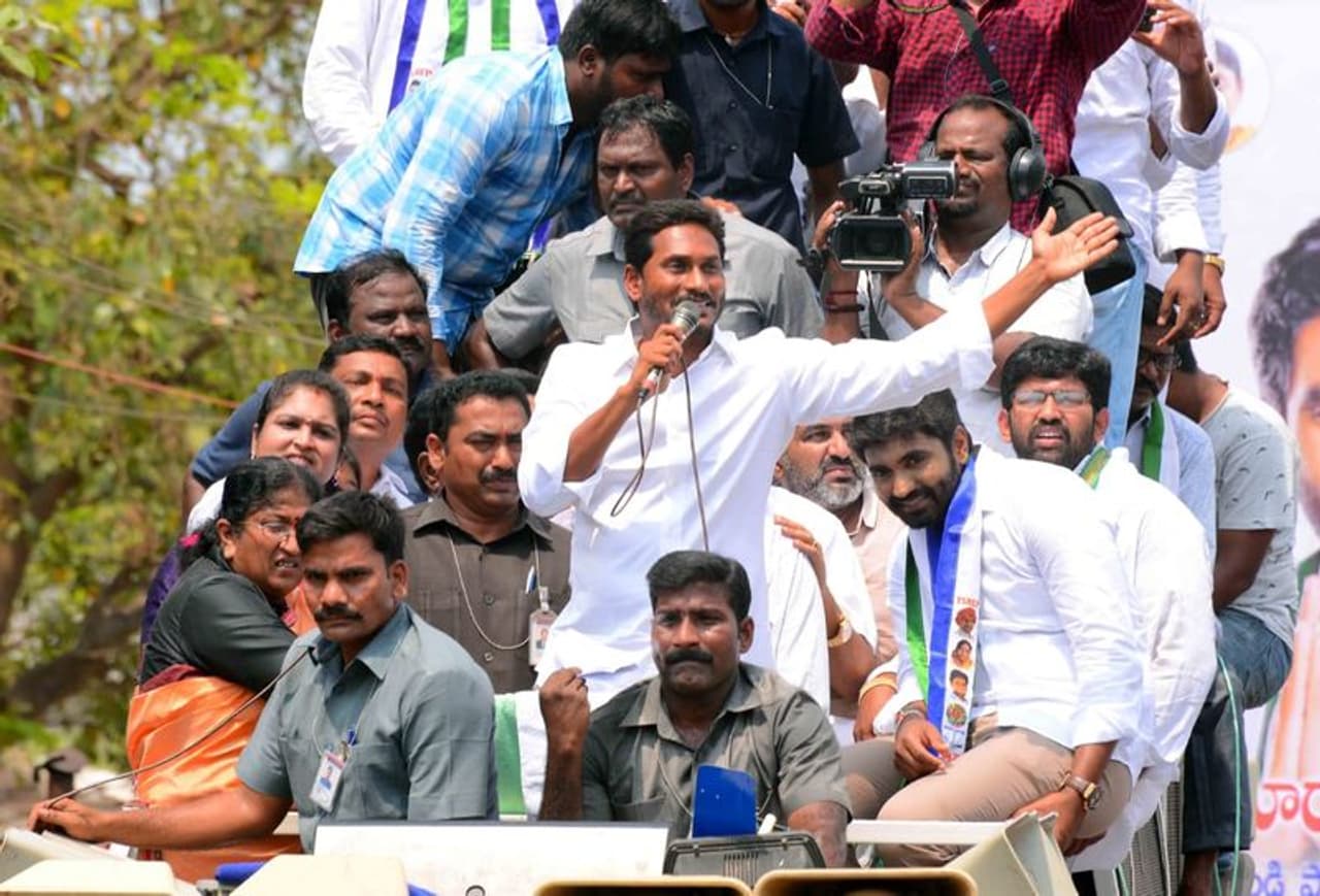 పార్టీ అభ్యర్థులతో మంగళవారం అభ్యర్థులతో తలపెట్టిన భేటీని వైఎస్సార్ కాంగ్రెసు పార్టీ అధ్యక్షుడు రద్దు చేసుకున్నారు. ఎగ్జిట్ పోల్ సర్వేల ఫలితాల నేపథ్యంలో ఆయన ఈ భేటీని రద్దు చేసుకున్నట్లు తెలుస్తోంది. దానికి బదులుగా ఎన్నికల ఫలితాల తీరును గుంటూరు జిల్లా తాడేపల్లిలోని తన నివాసం నుంచి సమీక్షించాలని నిర్ణయించుకున్నారు. పార్టీ అభ్యర్థులతో మంగళవారం అభ్యర్థులతో తలపెట్టిన భేటీని వైఎస్సార్ కాంగ్రెసు పార్టీ అధ్యక్షుడు రద్దు చేసుకున్నారు. ఎగ్జిట్ పోల్ సర్వేల ఫలితాల నేపథ్యంలో ఆయన ఈ భేటీని రద్దు చేసుకున్నట్లు తెలుస్తోంది. దానికి బదులుగా ఎన్నికల ఫలితాల తీరును గుంటూరు జిల్లా తాడేపల్లిలోని తన నివాసం నుంచి సమీక్షించాలని నిర్ణయించుకున్నారు.