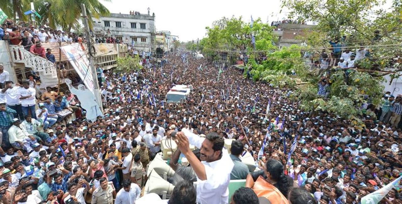 అమరావతి: ఆంధ్రప్రదేశ్ అసెంబ్లీ ఎన్నికల్లో వైయస్ఆర్ కాంగ్రెస్ పార్టీ విజయదుందుభి మోగించింది. ఫ్యాన్ గాలికి తెలుగుదేశం పార్టీ కొట్టుకుపోయింది. ఎట్టకేలకు వైఎస్ఆర్ కాంగ్రెస్ పార్టీ అధినేత వైఎస్ జగన్ సీఎంగా పట్టాభిషేకానికి రంగం సిద్ధమైంది.