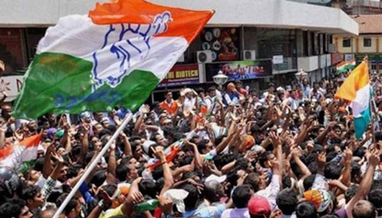 <p>టీపీసీసీ చీఫ్ పదవి ఎవరికి దక్కుతుందోననే విషయమై కాంగ్రెస్ వర్గాల్లో ఆసక్తి నెలకొంది. టీపీసీసీ పదవి కోసం నేతలు పార్టీ అధిష్టానం వద్ద లాబీయింగ్ చేస్తున్నారు.</p> <p>టీపీసీసీ చీఫ్ పదవి ఎవరికి దక్కుతుందోననే విషయమై కాంగ్రెస్ వర్గాల్లో ఆసక్తి నెలకొంది. టీపీసీసీ పదవి కోసం నేతలు పార్టీ అధిష్టానం వద్ద లాబీయింగ్ చేస్తున్నారు.</p>