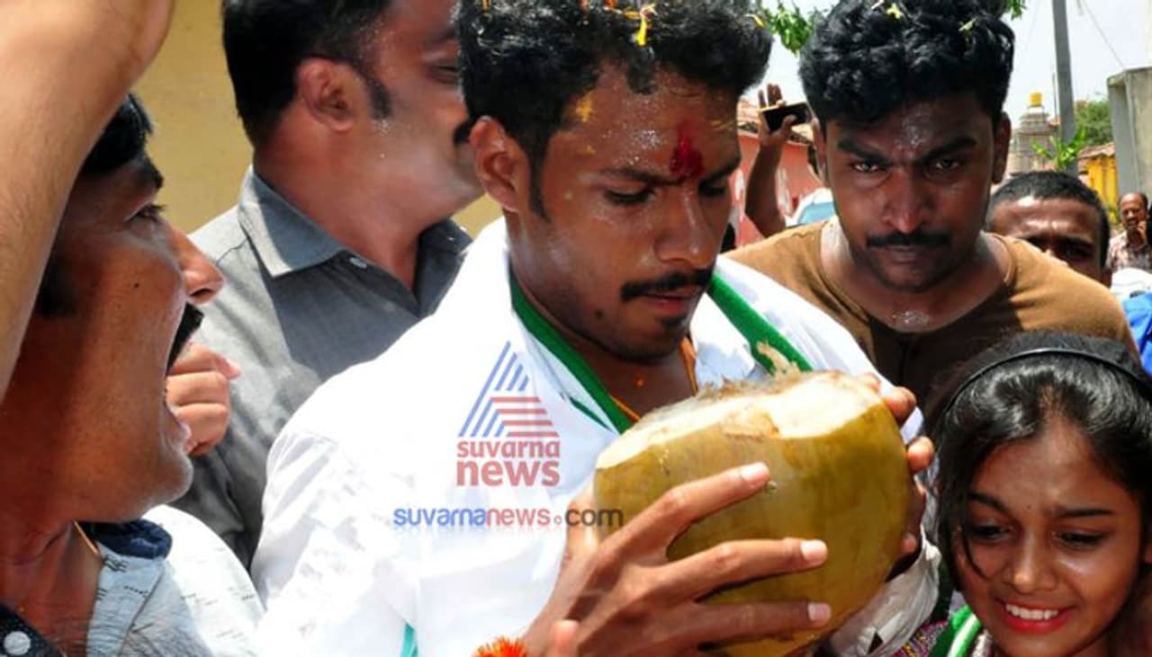 ಸುಮಲತಾ ಅಂಬರೀಶ್ ಸ್ಪರ್ಧೆಯಿಂದ ಮಂಡ್ಯ ಲೋಕಸಭಾ ಕಣ ಹೈವೋಲ್ಟೇಜ್ ಕ್ಷೇತ್ರವಾಗಿ ಮಾರ್ಪಾಡಾಗಿದೆ. ಮತದಾರ ಓಲೈಕೆಗಾಗಿ ನಾಯಕರು ನಾನಾ ಕಸರತ್ತು ನಡೆಸುತ್ತಿದ್ದಾರೆ. ಸುಮಲತಾ ಅಂಬರೀಶ್ ಸ್ಪರ್ಧೆಯಿಂದ ಮಂಡ್ಯ ಲೋಕಸಭಾ ಕಣ ಹೈವೋಲ್ಟೇಜ್ ಕ್ಷೇತ್ರವಾಗಿ ಮಾರ್ಪಾಡಾಗಿದೆ. ಮತದಾರ ಓಲೈಕೆಗಾಗಿ ನಾಯಕರು ನಾನಾ ಕಸರತ್ತು ನಡೆಸುತ್ತಿದ್ದಾರೆ.