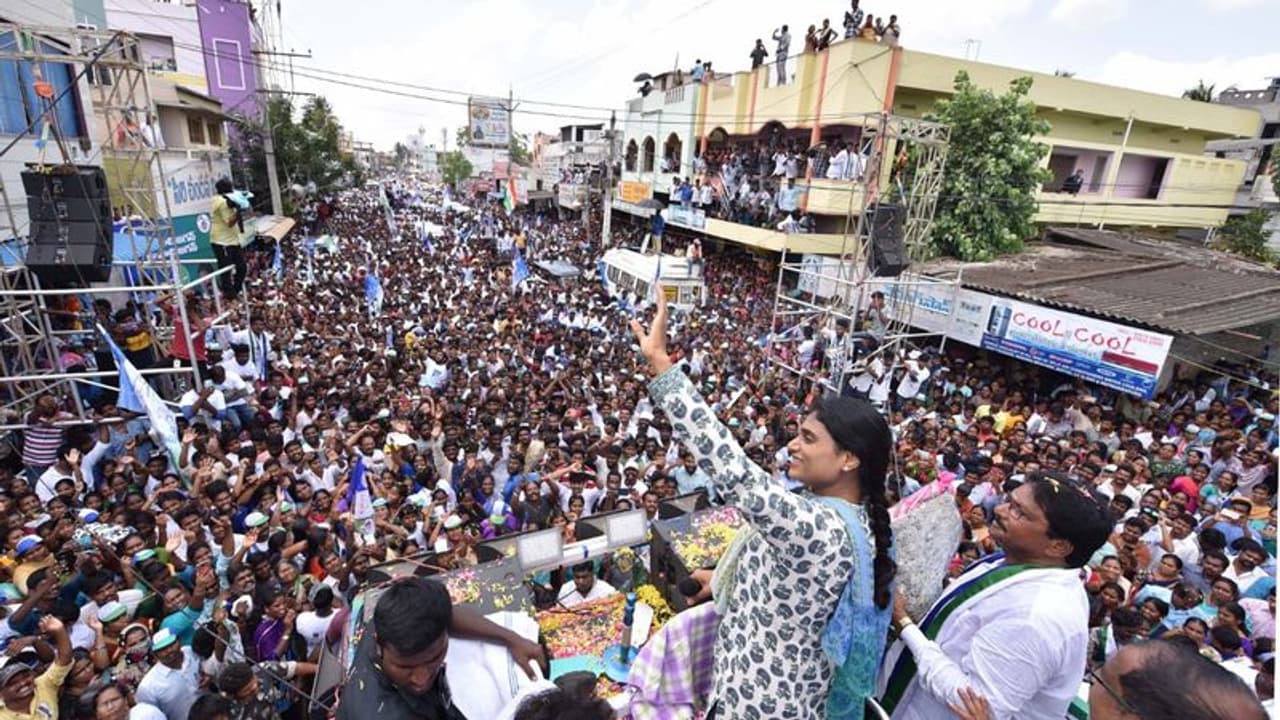 రాజమండ్రి ఎన్నికల ప్రచారంలో దూసుకుపోతున్న వైఎస్ షర్మిల రాజమండ్రి ఎన్నికల ప్రచారంలో దూసుకుపోతున్న వైఎస్ షర్మిల