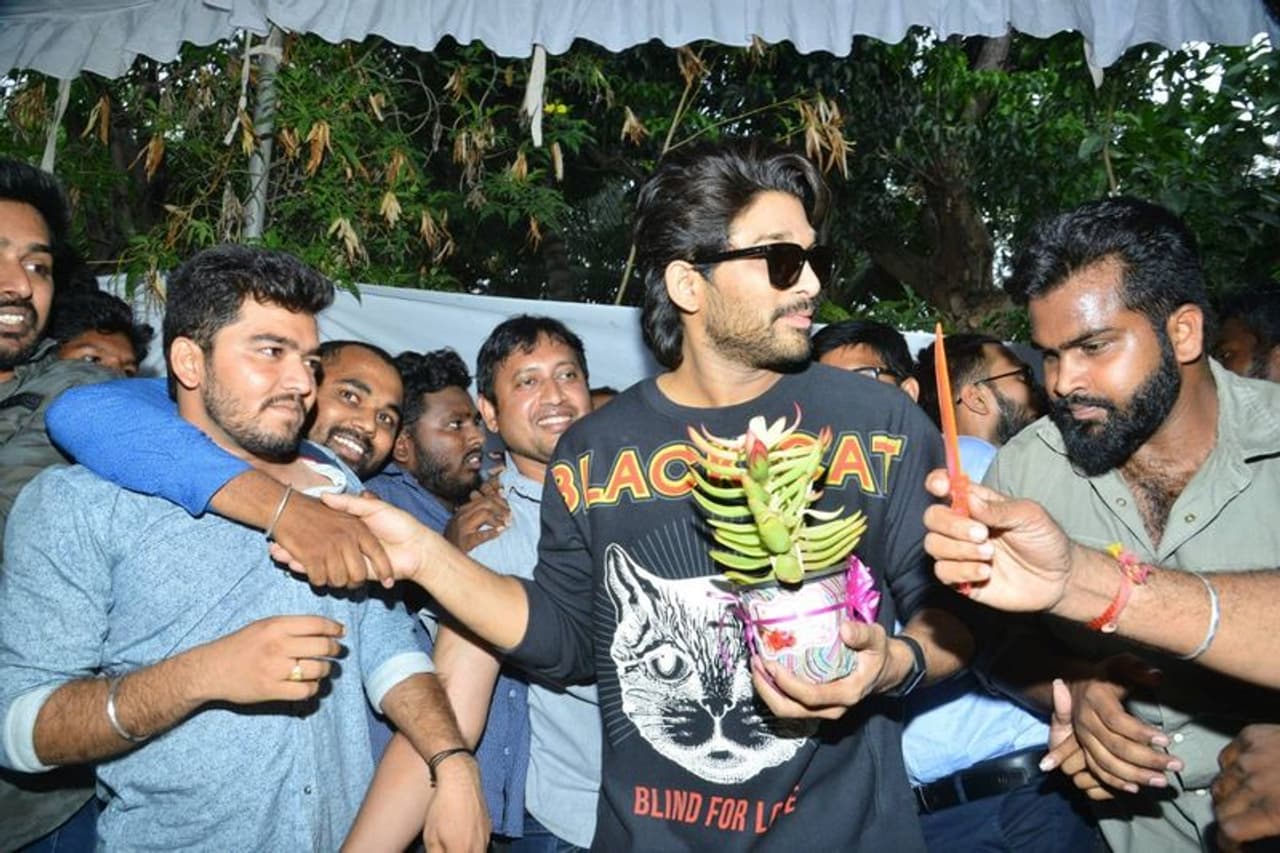 ఫ్యాన్స్ తో బన్నీ బర్త్ డే సెలబ్రేషన్స్ (ఫొటోస్) ఫ్యాన్స్ తో బన్నీ బర్త్ డే సెలబ్రేషన్స్ (ఫొటోస్)