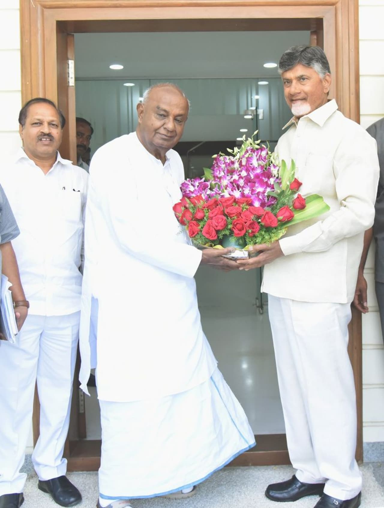 మాజీ ప్రధాని దేవెగౌడతో కలిసి చంద్రబాబు ఎన్నికల ప్రచారం మాజీ ప్రధాని దేవెగౌడతో కలిసి చంద్రబాబు ఎన్నికల ప్రచారం