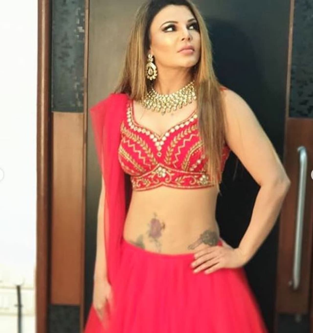 ರಾಖಿ ಮೊದಲ ಹೆಸರು ನಿರು, ಹುಟ್ಟಿದು 25 ನವೆಂಬರ್ 1978. ರಾಖಿ ಮೊದಲ ಹೆಸರು ನಿರು, ಹುಟ್ಟಿದು 25 ನವೆಂಬರ್ 1978.