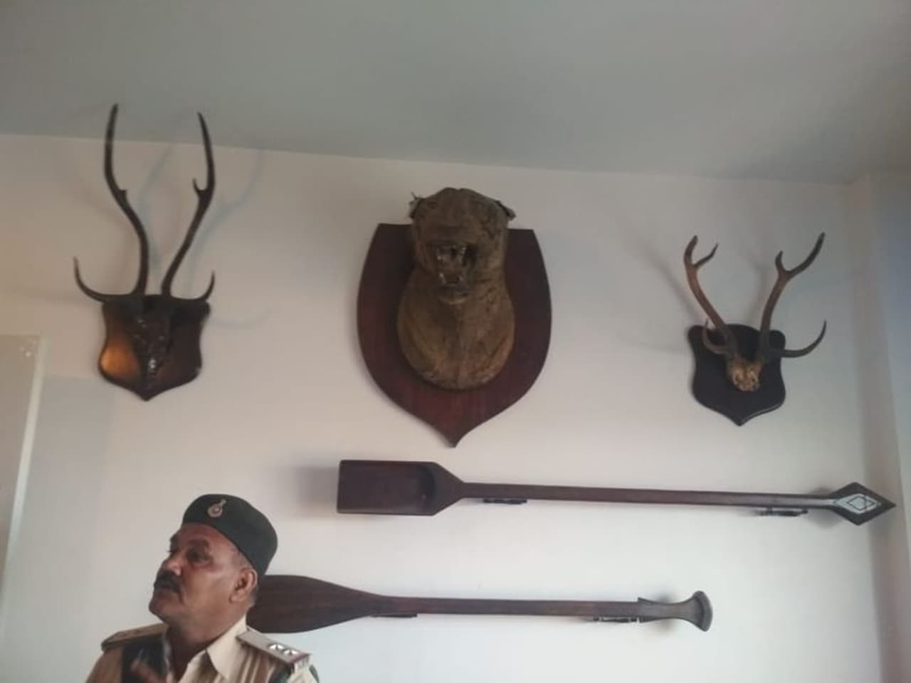 मध्य प्रदेश के मुख्यमंत्री कमलनाथ के विशेष कार्याधिकारी (OSD) प्रवीण कक्कड़ समेत अश्विन शर्मा और प्रतीक जोशी के ठिकानों पर आयकर विभाग ने छापेमारी की।