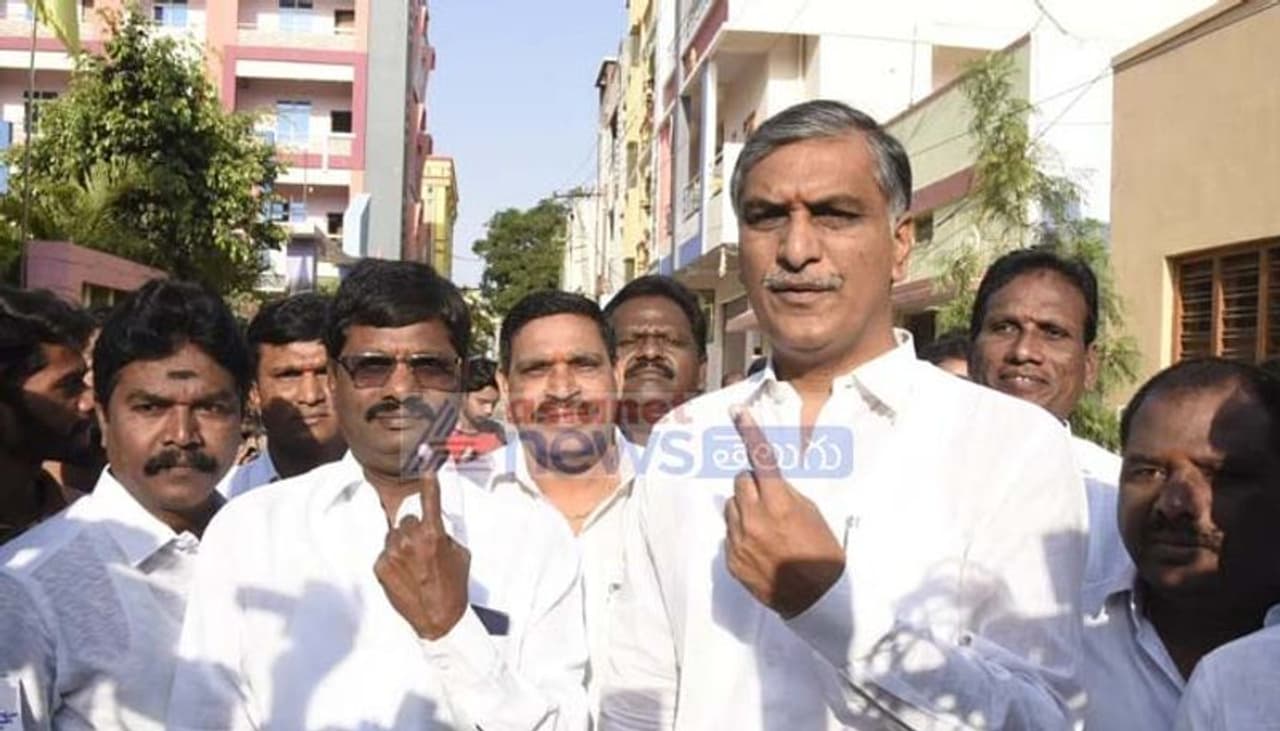 గత ఏడాది డిసెంబర్ 7వ తేదీన జరిగిన అసెంబ్లీ ఎన్నికల్లో టీఆర్ఎస్ ఘన విజయం సాధించింది. కాంగ్రెస్ పార్టీకి చెందిన ఉద్దండులైన నేతలు అసెంబ్లీ ఎన్నికల్లో ఓటమి పాలు కావడంలో హరీష్ రావు కీలకంగా వ్యవహరించారు. కాంగ్రెస్ పార్టీకి చెందిన కీలక నేతలు ఓడిపోవడంలో హరీష్ వ్యూహం ఫలించింది.