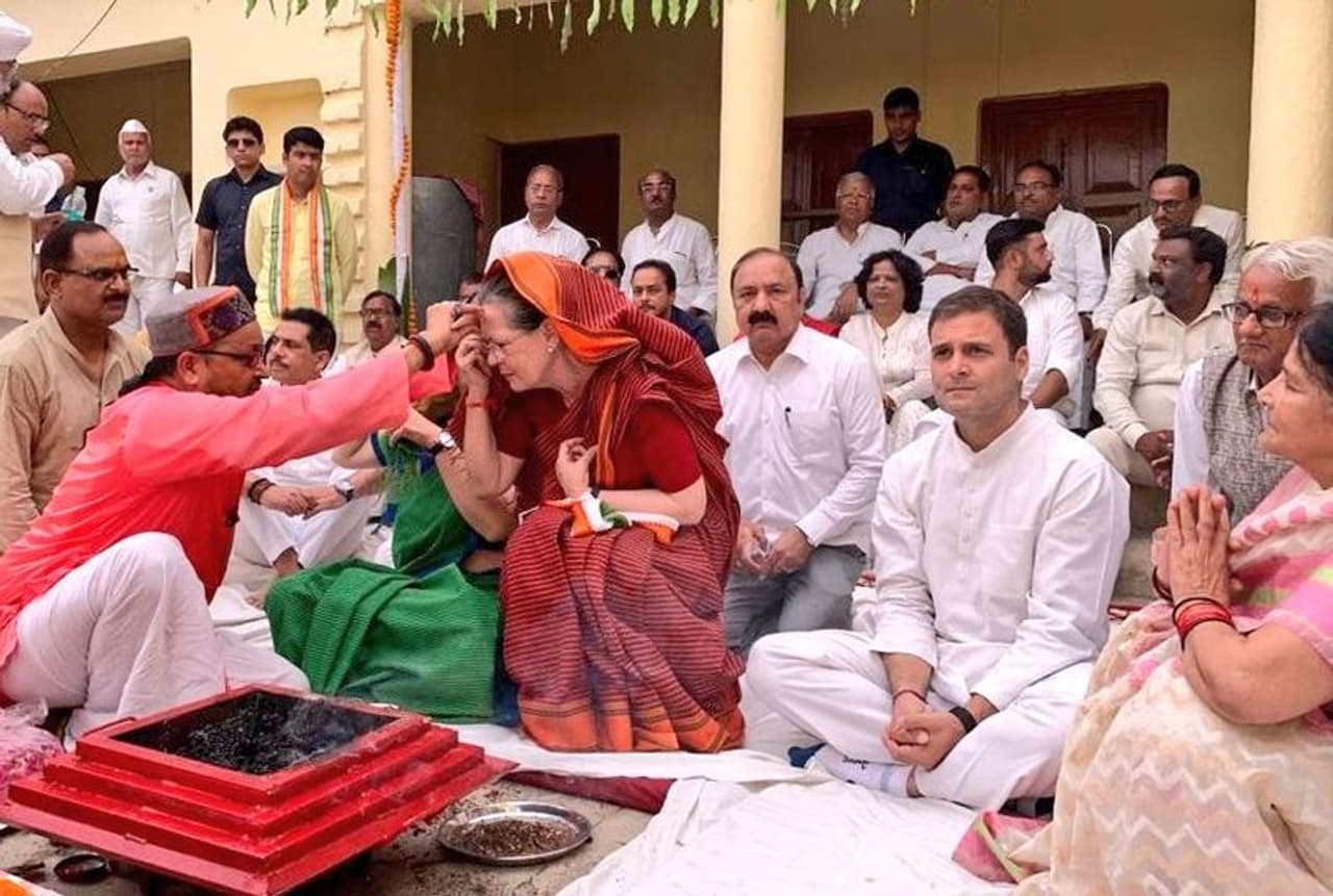 కాంగ్రెస్ పార్టీకి మాజీ అధ్యక్షురాలుగా ఉన్న సోనియా గాంధీ దేశ రాజకీయాల్లో తనదైన ముద్ర వేశారు. కాంగ్రెస్ పార్టీని అధికారంలోకి తీసుకురావడంలో సోనియాగాంధీ కీలకంగా వ్యవహరించారు. 2004లో బీజేపీ అధికారాన్ని కోల్పోయి కాంగ్రెస్ పార్టీ నేతృత్వంలోని యూపీఏ అధికారంలోకి రావడంలో సోనియా కీలకంగా వ్యవహరించారు. కాంగ్రెస్ పార్టీకి మాజీ అధ్యక్షురాలుగా ఉన్న సోనియా గాంధీ దేశ రాజకీయాల్లో తనదైన ముద్ర వేశారు. కాంగ్రెస్ పార్టీని అధికారంలోకి తీసుకురావడంలో సోనియాగాంధీ కీలకంగా వ్యవహరించారు. 2004లో బీజేపీ అధికారాన్ని కోల్పోయి కాంగ్రెస్ పార్టీ నేతృత్వంలోని యూపీఏ అధికారంలోకి రావడంలో సోనియా కీలకంగా వ్యవహరించారు.