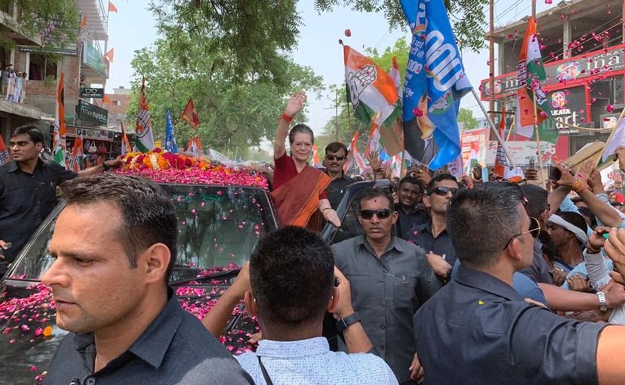 ಸೋನಿಯಾ ಸತತ ಐದನೇ ಬಾರಿ ರಾಯ್ಬರೇಲಿಯಿಂದ ಕ್ಷೇತ್ರದಿಂದ ಸ್ಪರ್ಧಿಸುತ್ತಿದ್ದಾರೆ. ಸೋನಿಯಾ ಸತತ ಐದನೇ ಬಾರಿ ರಾಯ್ಬರೇಲಿಯಿಂದ ಕ್ಷೇತ್ರದಿಂದ ಸ್ಪರ್ಧಿಸುತ್ತಿದ್ದಾರೆ.