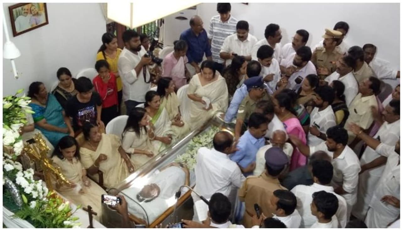 കെ എം മാണിയുടെ മൃതദേഹം വീട്ടിലെത്തിച്ചപ്പോൾ കെ എം മാണിയുടെ മൃതദേഹം വീട്ടിലെത്തിച്ചപ്പോൾ