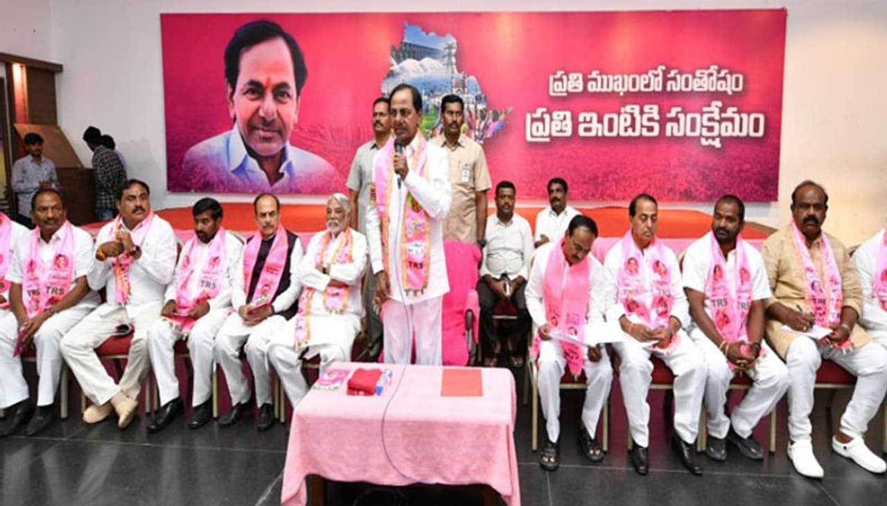 స్థానిక సంస్థల ఎన్నికలపై టీఆర్ఎస్ రివ్యూ మీటింగ్ స్థానిక సంస్థల ఎన్నికలపై టీఆర్ఎస్ రివ్యూ మీటింగ్