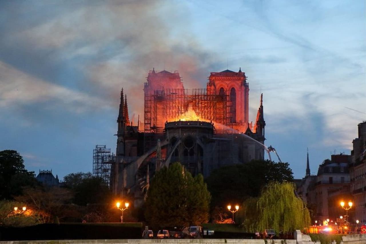 पेरिस का ऐतिहासिक गिरजाघर नोट्रे डेम कैथेड्रल भीषण आग लगने से पूरी तरह तबाह हो चुका है। हालांकि फायर ब्रिगेड की कोशिशों के चलते गिरजाघर के मुख्य ढांचे को बचा लिया गया है लेकिन आगजनी से ऐतिहासिक इमारत बुरी तरह क्षतिग्रस्त हो गई और सदियों की विरासत खाक हो गई।