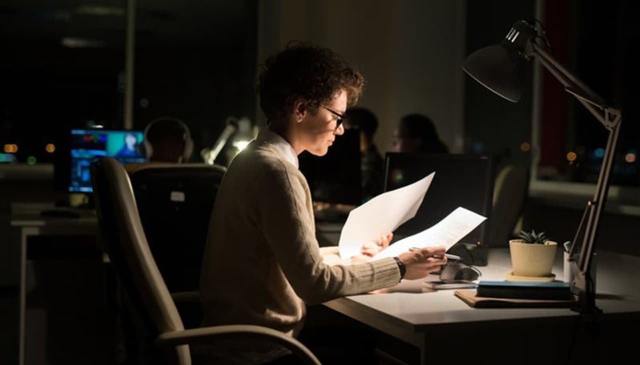 <p>ಶಾಶ್ವತ ರಾತ್ರಿ ಪಾಳಿ ಕೆಲಸ ಮಾಡುವವರು ಸಾಮಾನ್ಯ ಕಚೇರಿ ಸಮಯಗಳಿಗೆ ಹೋಲಿಸಿದರೆ ಮಧ್ಯಮದಿಂದ ತೀವ್ರವಾದ ಆಸ್ತಮಾಗೆ ಒಳಗಾಗುವ ಶೇಕಡಾ 36 ರಷ್ಟು ಹೆಚ್ಚಿನ ಅಪಾಯವನ್ನು ಹೊಂದಿರುತ್ತಾರೆ.</p>