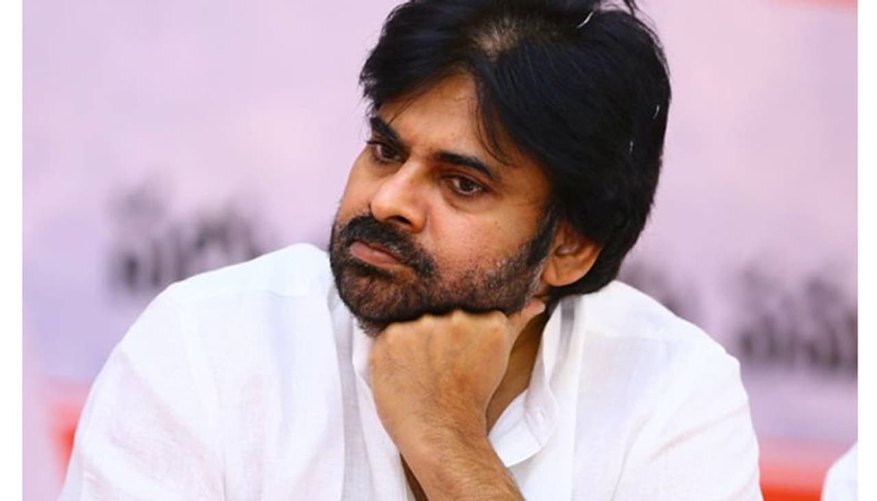 అమరావతి: టాలీవుడ్ లో తిరుగులేని హీరో పవర్ స్టార్ పవన్ కళ్యాణ్. సినీ ఇండస్ట్రీలో మకుటం లేని మహారాజుగా వెలుగొందుతున్న తరుణంలో పవన్ కళ్యాణ్ సినీ ఇండస్ట్రీని వదిలి రాజకీయాల్లోకి చేరారు. 2009లో అన్న మెగాస్టార్ చిరంజీవి స్థాపించిన ప్రజారాజ్యం పార్టీలో యువరాజ్యం అధినేతగా ప్రజల్లోకి వెళ్లారు.