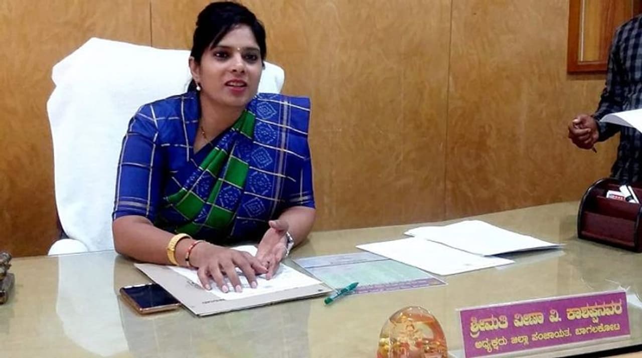 ಮಾವ ದಿ.ಎಸ್.ಆರ್. ಕಾಶಪ್ಪನವರ, ಅತ್ತೆ ಗೌರಮ್ಮ ಪತಿ ವಿಜಯಾನಂದರ ಪ್ರತಿ ಚುನಾವಣೆಯಲ್ಲೂ ಬೆನ್ನಿಗೆ ನಿಂತು ಚುನಾವಣೆ ಎದುರಿಸುವ ಮೂಲಕ ರಾಜಕೀಯ ಅನುಭವ ಪಡೆದುಕೊಂಡರು. ಅದೇ ಅವರನ್ನು ಜಿಲ್ಲಾ ಪಂಚಾಯತಿ ಅಧ್ಯಕ್ಷ ಸ್ಥಾನಕ್ಕೂ ಏರಿಸಿತು. ಮಾವ ದಿ.ಎಸ್.ಆರ್. ಕಾಶಪ್ಪನವರ, ಅತ್ತೆ ಗೌರಮ್ಮ ಪತಿ ವಿಜಯಾನಂದರ ಪ್ರತಿ ಚುನಾವಣೆಯಲ್ಲೂ ಬೆನ್ನಿಗೆ ನಿಂತು ಚುನಾವಣೆ ಎದುರಿಸುವ ಮೂಲಕ ರಾಜಕೀಯ ಅನುಭವ ಪಡೆದುಕೊಂಡರು. ಅದೇ ಅವರನ್ನು ಜಿಲ್ಲಾ ಪಂಚಾಯತಿ ಅಧ್ಯಕ್ಷ ಸ್ಥಾನಕ್ಕೂ ಏರಿಸಿತು.