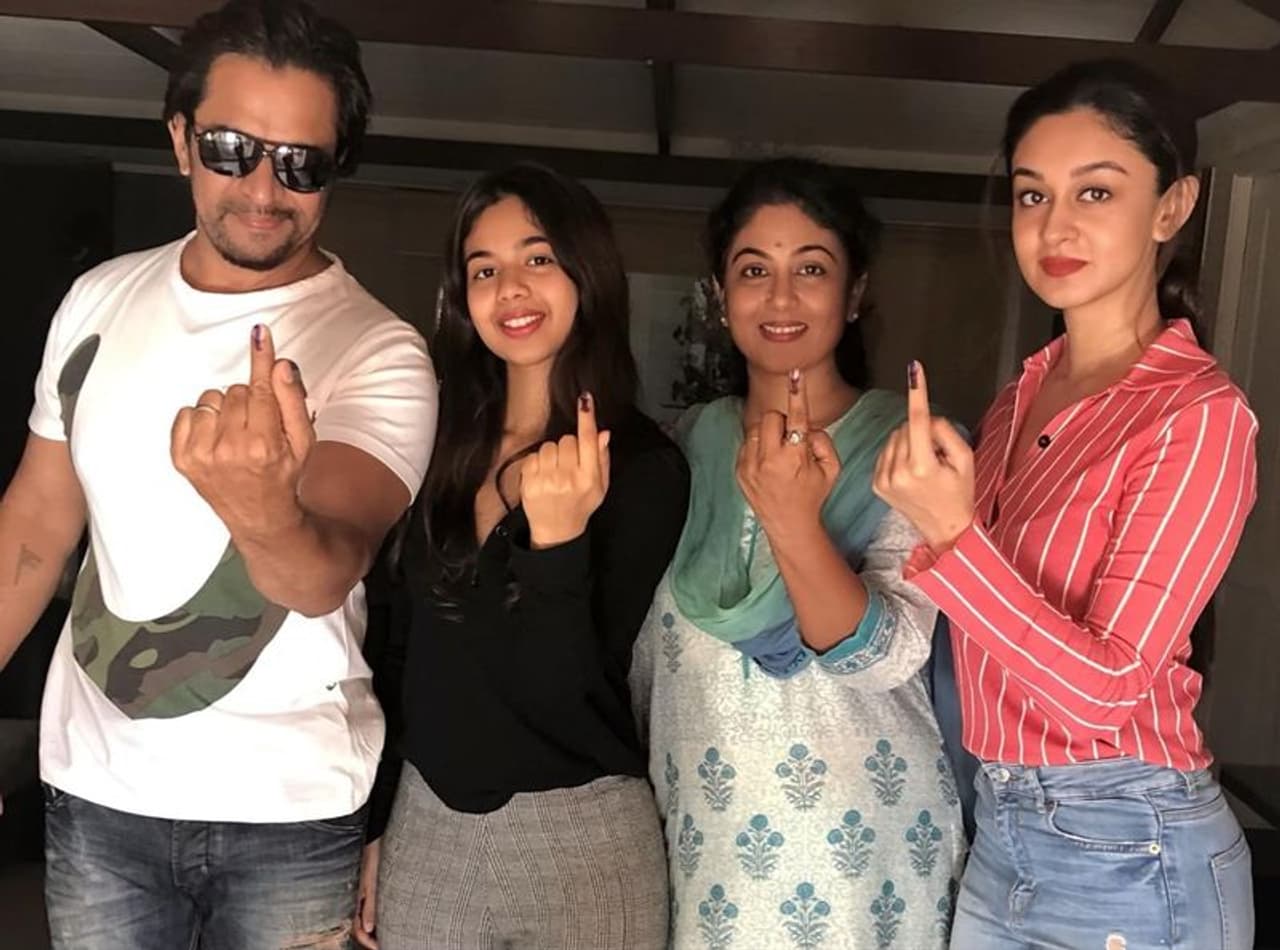 ಅರ್ಜುನ್ ಸರ್ಜಾ ಕುಟುಂಬದವರು ಅರ್ಜುನ್ ಸರ್ಜಾ ಕುಟುಂಬದವರು