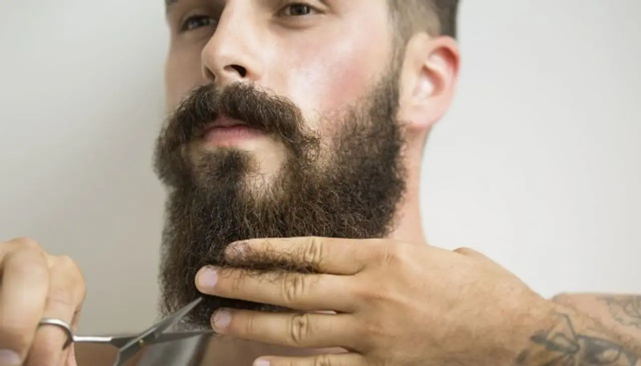 <p><strong>ಗಡ್ಡವನ್ನು ನಿಯಮಿತವಾಗಿ ಟ್ರಿಮ್ ಮಾಡಿ</strong><br />ಟ್ರಿಮ್ಮಿಂಗ್ ಬೇಸಿಗೆಯಲ್ಲಿ ಗಡ್ಡವನ್ನು ನೋಡಿಕೊಳ್ಳುವ ಪ್ರಮುಖ ಮತ್ತು ಆರೋಗ್ಯಕರ ಮಾರ್ಗಗಳಲ್ಲಿ ಒಂದು. ಈ ಸಂದರ್ಭದಲ್ಲಿ, ಗಡ್ಡದ ನಿರ್ವಹಣೆ ಸುಲಭ ಮತ್ತು ತುಂಬಾ ಸೊಗಸಾಗಿ ಕಾಣುತ್ತೀರಿ.</p>