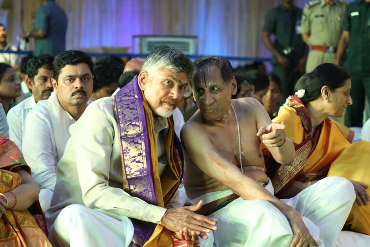 కన్నులపండువగా ఒంటిమిట్టలో శ్రీసీతారాముల కళ్యాణం కన్నులపండువగా ఒంటిమిట్టలో శ్రీసీతారాముల కళ్యాణం