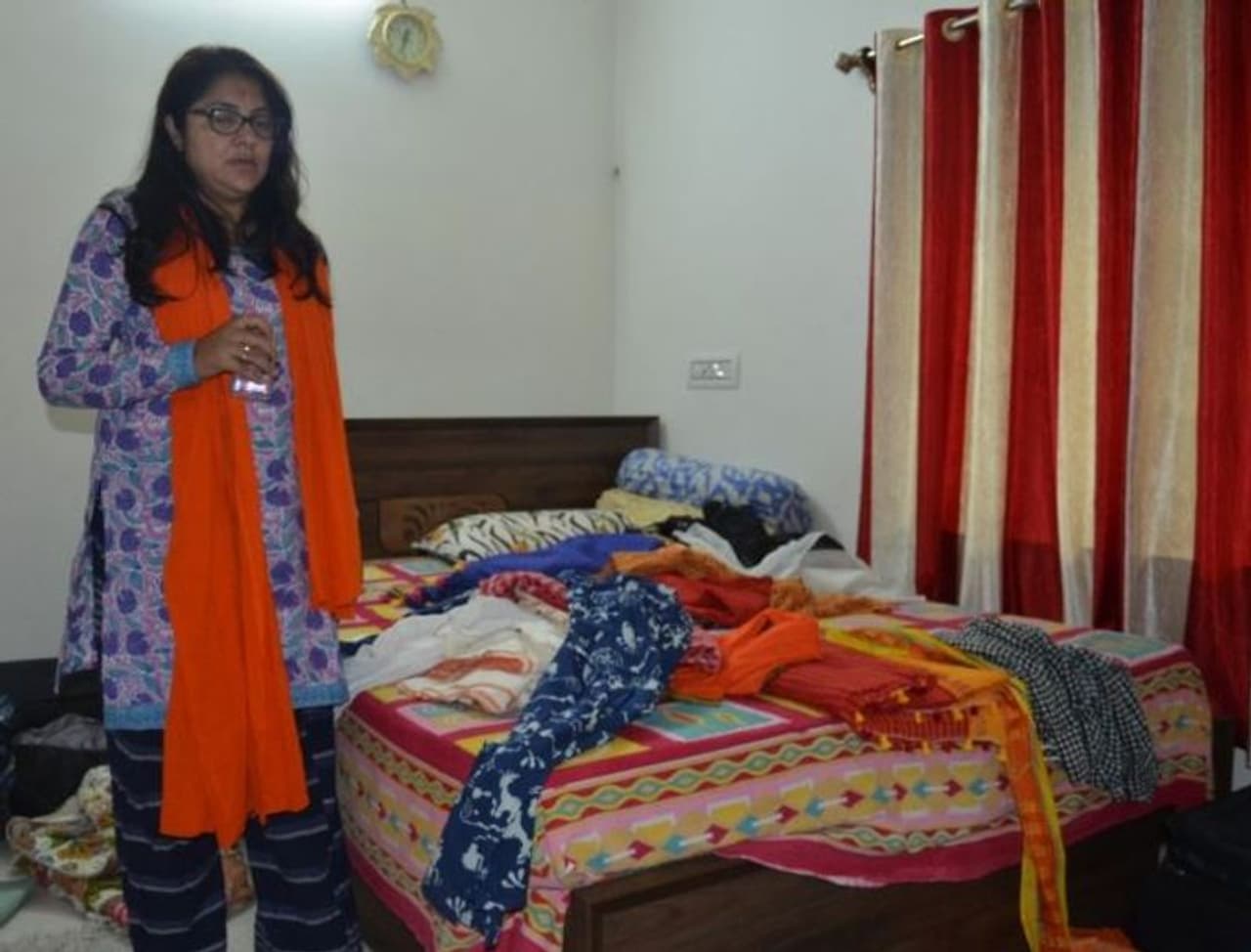 पश्चिम बंगाल की भाजपा नेता और हुबली से पार्टी की लोकसभा उम्मीदवार लॉकेट चटर्जी के बंडेल स्थित आवास पर शुक्रवार सुबह कुछ लोगों ने तोड़फोड़ की। यह घर उन्होंने किराए पर ले रखा है।