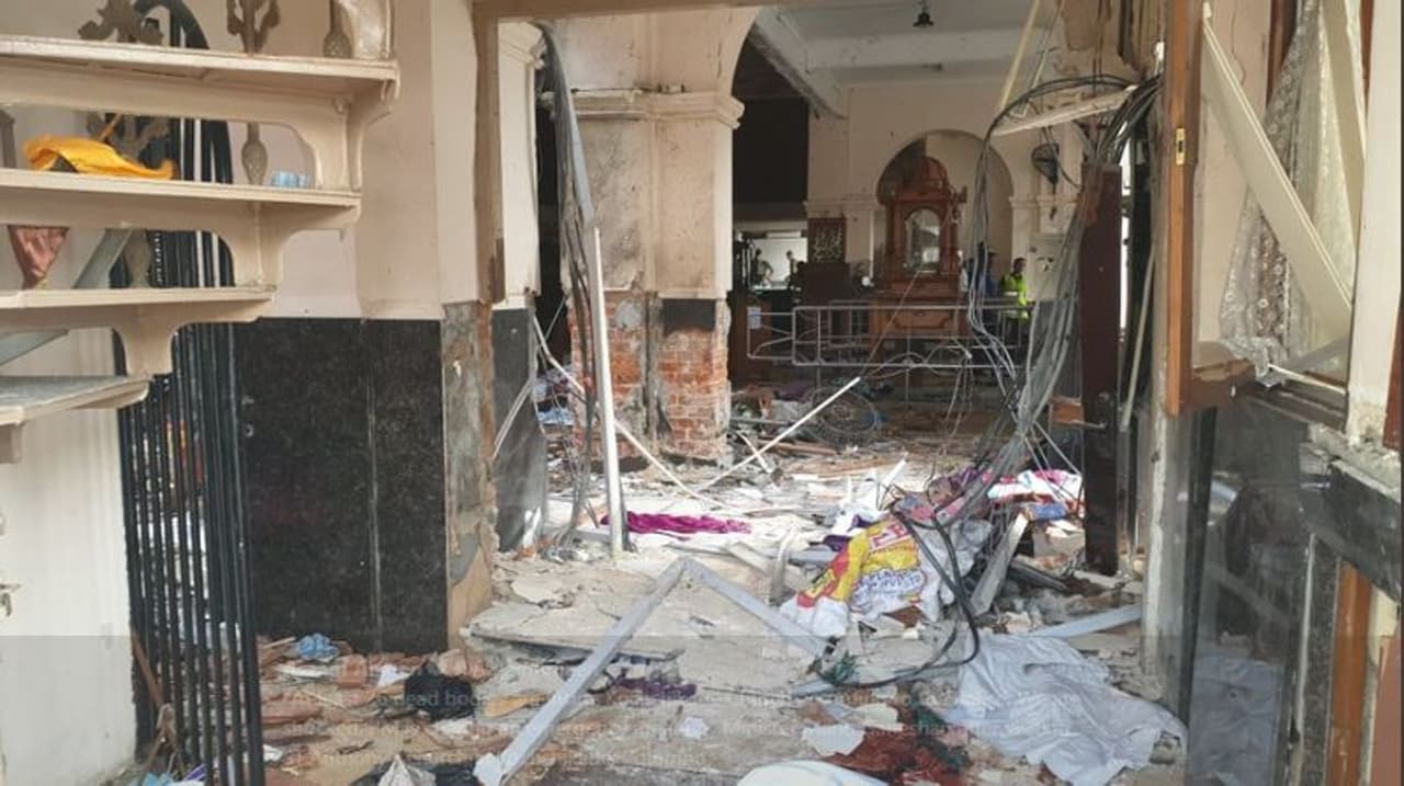 श्रीलंका की राजधानी कोलंबो में पांच जगह सीरियल ब्लास्ट हुए हैं। ईस्टर की पूजा के दौरान 3 चर्चों और दो होटलों को निशाना बनाया गया।