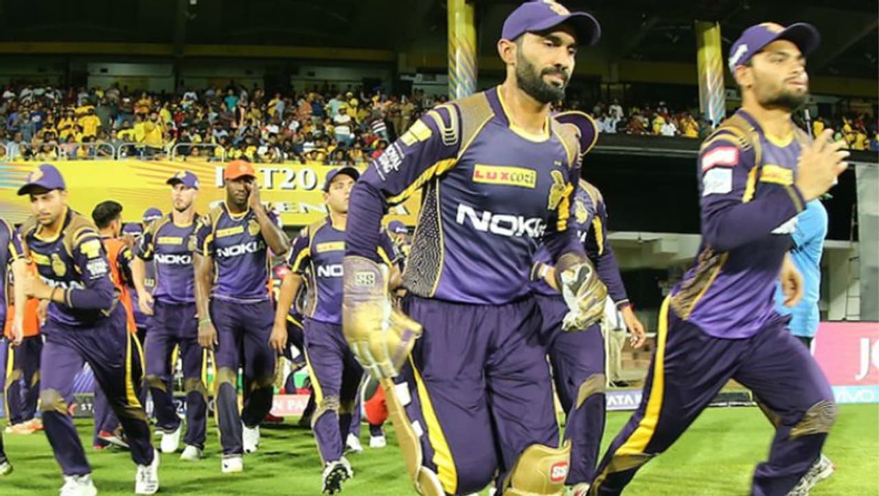 <p>2017 ஐபிஎல் சீசனுடன் கம்பீர் கேகேஆர் அணியிலிருந்து விலகிய பிறகு, 2018லிருந்து கேகேஆர் அணியின் கேப்டனாக தினேஷ் கார்த்திக் இருந்துவருகிறார். தினேஷ் கார்த்திக் கேப்டன்சியில் 2018ல் பிளே ஆஃபிற்கு சென்ற கேகேஆர் அணி, கடந்த சீசனில் ஆறாம் இடத்தை பிடித்தது.</p>