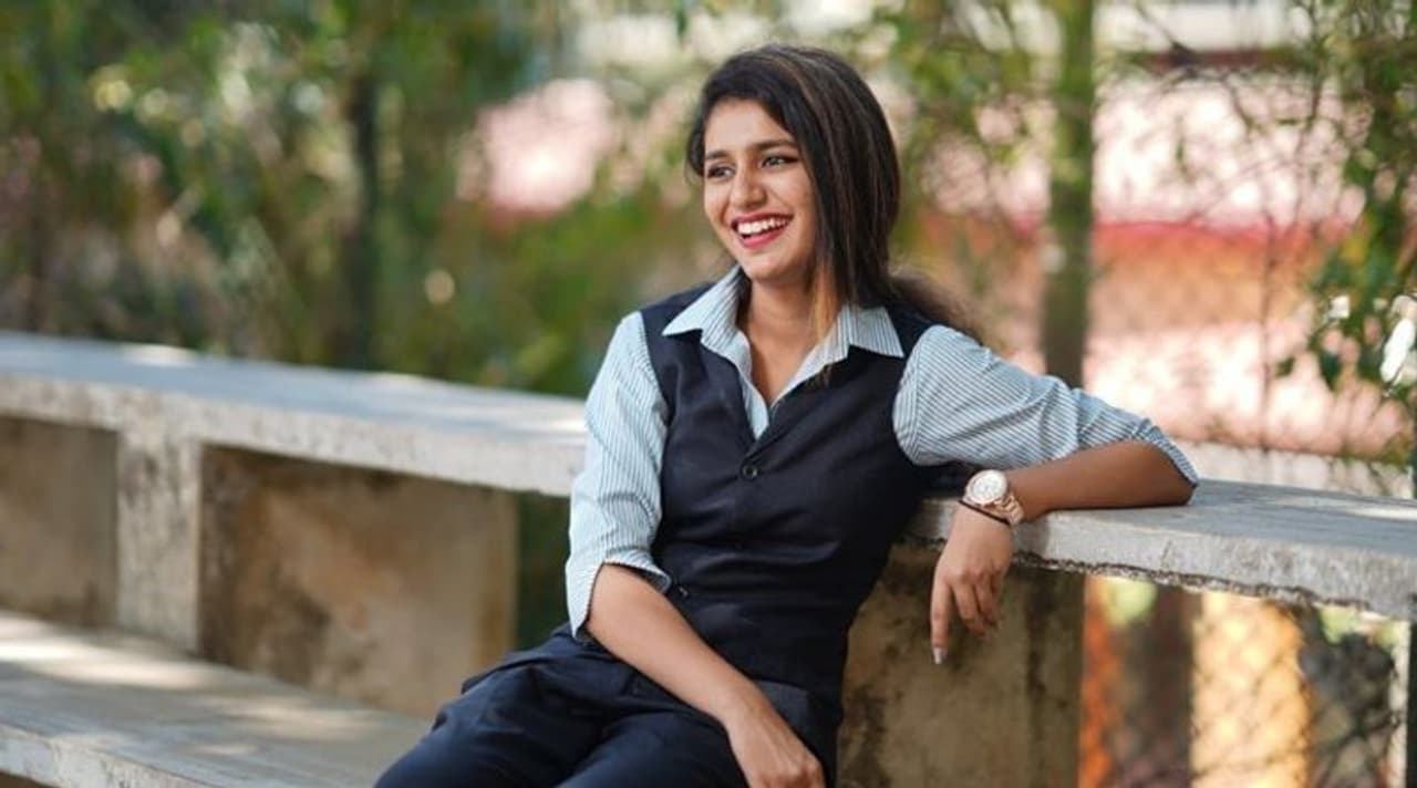 <p>ஒரே இரவில்... கண் அசைவால் மலையாள ரசிகர்கள் மட்டும் இன்றி, தமிழ், தெலுங்கு என இந்திய திரையுலகையே தன் பக்கம் திரும்பி பார்க்க வைத்தவர் பிரியா வாரியர்.</p> <p>ஒரே இரவில்... கண் அசைவால் மலையாள ரசிகர்கள் மட்டும் இன்றி, தமிழ், தெலுங்கு என இந்திய திரையுலகையே தன் பக்கம் திரும்பி பார்க்க வைத்தவர் பிரியா வாரியர்.</p>