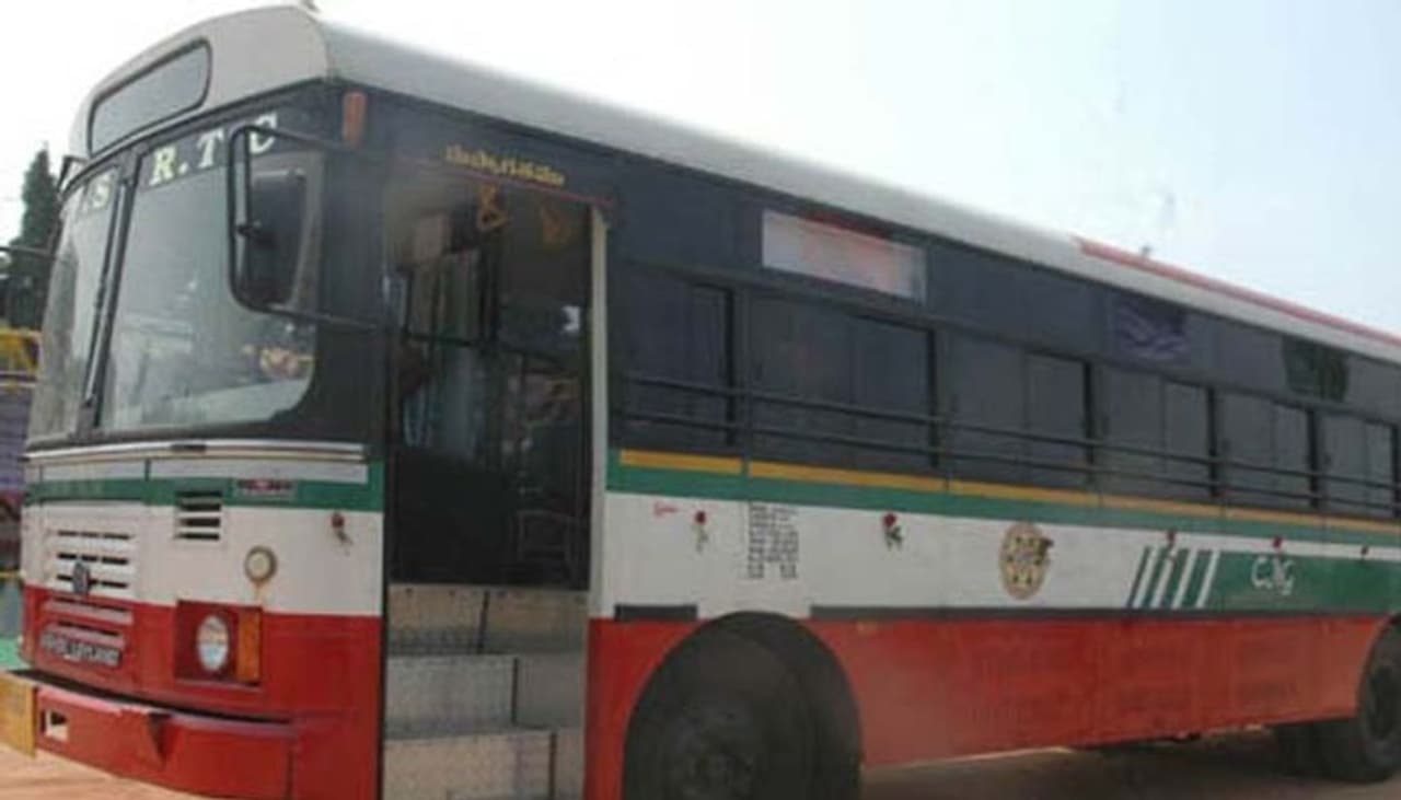 ఆర్టీసీ జేఏసీ సమ్మెకు పిలుపునివ్వడంతో ప్రత్యామ్నాయ ఏర్పాట్లపై ప్రభుత్వం ప్రత్యామ్నాయ చర్యలకు దిగుతోంది. దసరా సమయంలో సమ్మెకు దిగితే ఎస్మాను ప్రయోగిస్తామని ప్రభుత్వం తేల్చి చెప్పింది. ఆర్టీసీ జేఏసీ సమ్మెకు పిలుపునివ్వడంతో ప్రత్యామ్నాయ ఏర్పాట్లపై ప్రభుత్వం ప్రత్యామ్నాయ చర్యలకు దిగుతోంది. దసరా సమయంలో సమ్మెకు దిగితే ఎస్మాను ప్రయోగిస్తామని ప్రభుత్వం తేల్చి చెప్పింది.