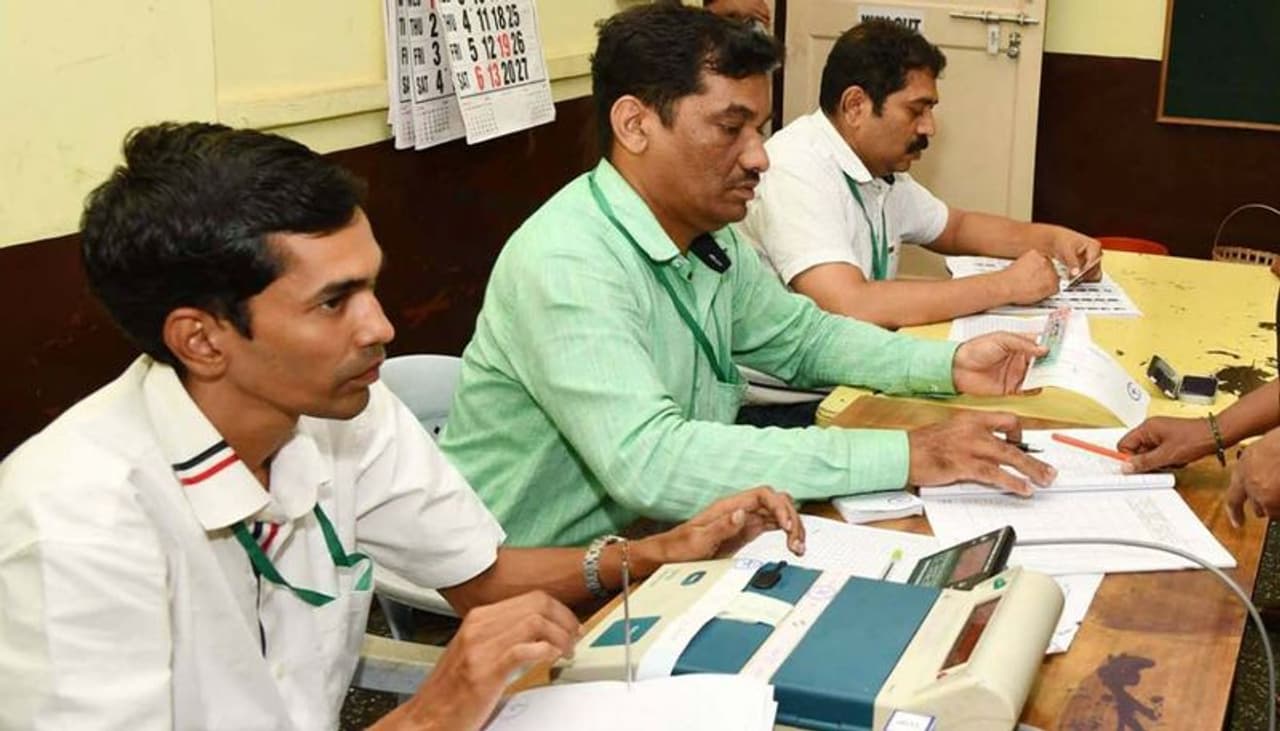 తొలుత సర్వీసు ఓటర్లకు సంబంధించి ఎలక్ట్రానికల్లీ ట్రాన్స్మిటెడ్ పోస్టల్ బ్యాలెట్ సిస్టమ్లో వచ్చిన ఓట్లు, ఆ తర్వాత పోస్టల్ బ్యాలెట్ ఓట్లను లెక్కిస్తారు. ఈ ఓట్ల లెక్కింపుకు అరగంటకు పైగా ఎక్కువ సమయం పట్టదని అధికారులు అభిప్రాయంతో ఉన్నారు. ఒకవేళ అరగంటకు పైగా ఎక్కువ సమయం పడితే ఈ ఓట్లను లెక్కిస్తూనే ఉదయం 8: 30 గంటల నుండి ఈవీఎంలలోని కంట్రోల్ యూనిట్లలో ఓట్లను లెక్కించనున్నారు. తొలుత సర్వీసు ఓటర్లకు సంబంధించి ఎలక్ట్రానికల్లీ ట్రాన్స్మిటెడ్ పోస్టల్ బ్యాలెట్ సిస్టమ్లో వచ్చిన ఓట్లు, ఆ తర్వాత పోస్టల్ బ్యాలెట్ ఓట్లను లెక్కిస్తారు. ఈ ఓట్ల లెక్కింపుకు అరగంటకు పైగా ఎక్కువ సమయం పట్టదని అధికారులు అభిప్రాయంతో ఉన్నారు. ఒకవేళ అరగంటకు పైగా ఎక్కువ సమయం పడితే ఈ ఓట్లను లెక్కిస్తూనే ఉదయం 8: 30 గంటల నుండి ఈవీఎంలలోని కంట్రోల్ యూనిట్లలో ఓట్లను లెక్కించనున్నారు.