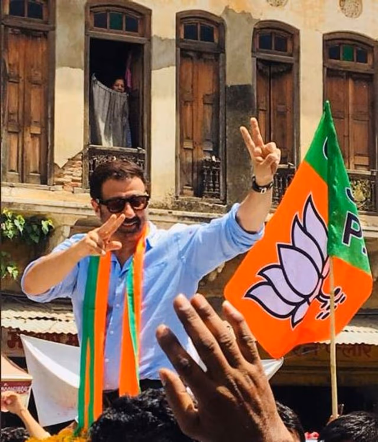 बॉलीवुड अभिनेता सनी देओल ने भारतीय जनता पार्टी की सदस्यता लेने के बाद अपनी पहली रैली कर दी है। सनी देओल ने पार्टी के अजमेर और बाडमेर उम्मीदवार के लिए रोड शो किया। दोनों ही रोड शो के दौैरान अभिनेता को देखने के लिए जनसैलान सड़कों पर उतर आया।