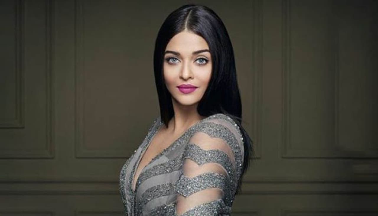 1.एश्वर्या राय बच्चन बॉलीवुड की खूबसूरत अभिनेत्रियों में से एक हैं। एश्वर्या की 45 साल की हो गई हैं लेकिन आज भी वह बेहद खूबसूरत और बेहद पसंद की जाने वाली एक्ट्रेस हैं।