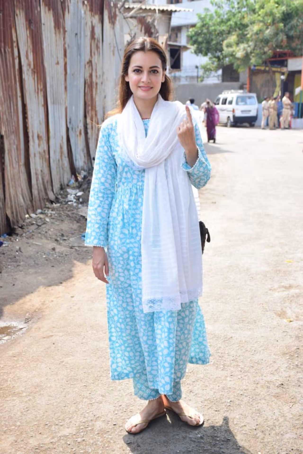 अभिनेत्री दिया मिर्ज़ा भी अपनी कीमती वोट देने पहुंची। अभिनेत्री दिया मिर्ज़ा भी अपनी कीमती वोट देने पहुंची।