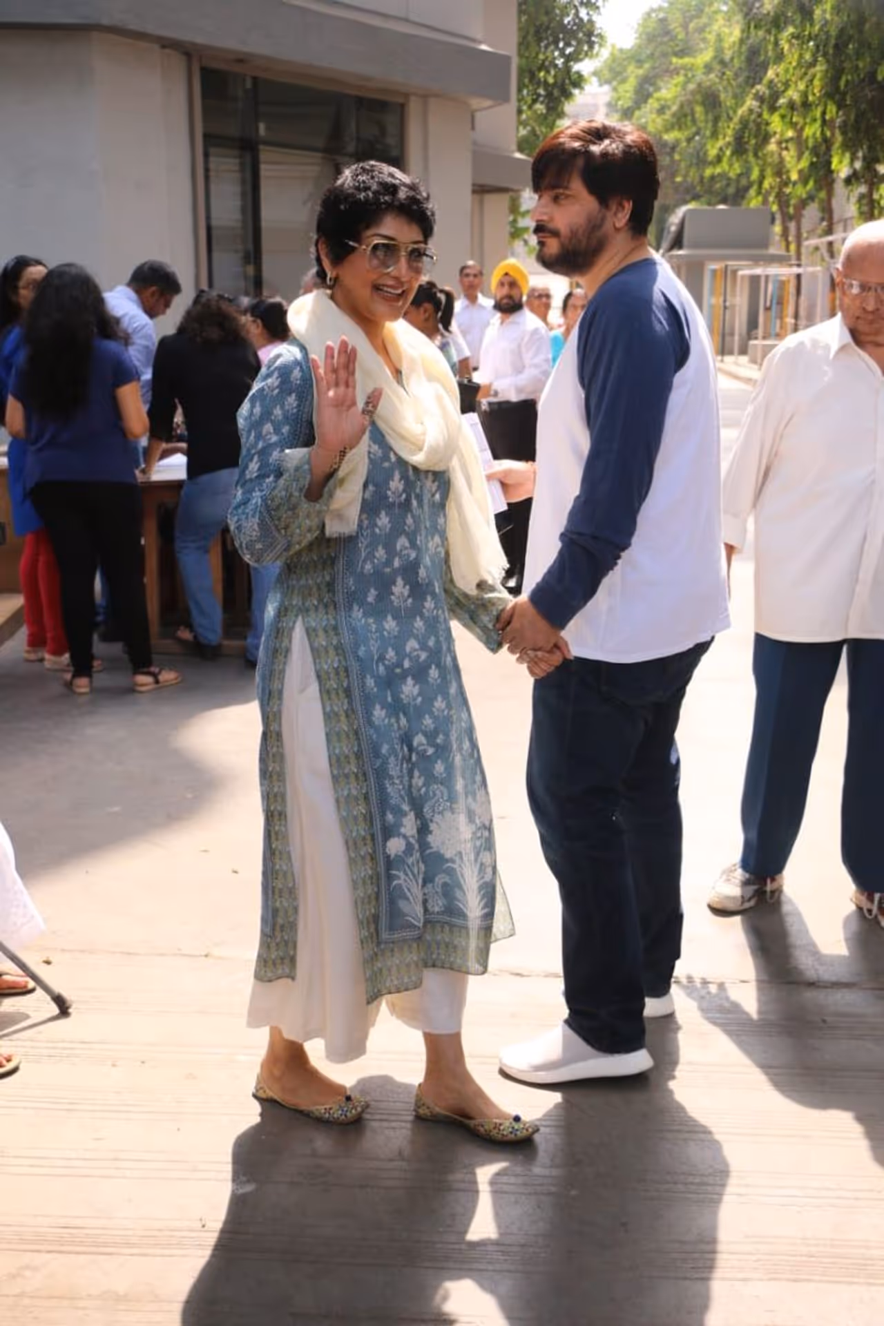 बॉलीवुड एक्ट्रेस सोनाली बेंद्रे ने पति गोल्डी बहल के साथ आज मुंबई में अपनी कीमती वोट डाला। बॉलीवुड एक्ट्रेस सोनाली बेंद्रे ने पति गोल्डी बहल के साथ आज मुंबई में अपनी कीमती वोट डाला।