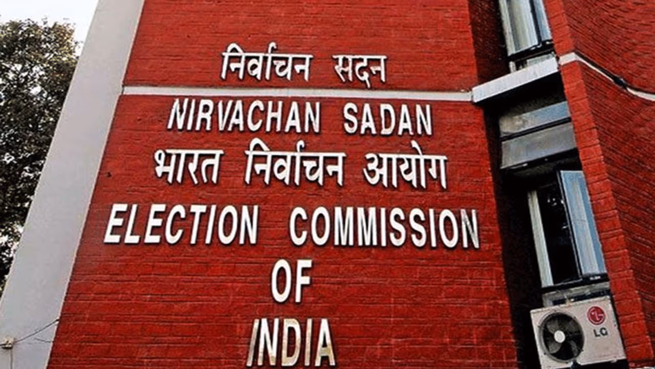 తెలుగు రాష్ట్రాల్లో ఖాళీ అయిన ఎమ్మెల్సీ స్థానాలను భర్తీ చేయడానికి ఎన్నికల సంఘం నోటిఫికేషన్ జారీ చేసింది. ఏపీలో కరణం బలరాం, ఆళ్ల నాని , కోలగట్ల వీరభద్ర స్వామి రాజీనామా చేసి అసెంబ్లీ ఎన్నికల్లో పోటీ చేయగా.. తెలంగాణలో యాదవరెడ్డిపై అనర్హత వేటు పడటంతో ఉప ఎన్నిక అనివార్యమైంది.