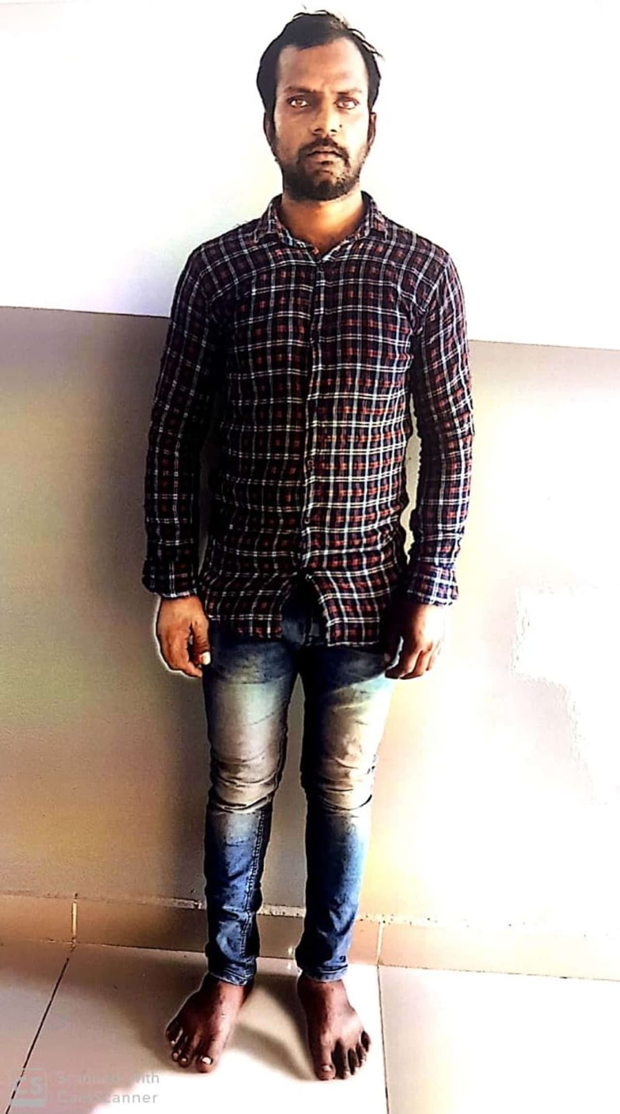 హజీపూర్ సీరియల్ రేప్స్, అత్యాచారాల కేసులో నిందితుడైన శ్రీనివాస్ రెడ్డి కోర్టు ముందు ట్విస్ట్ ఇచ్చాడు. తనకు అసలు మగతనమే లేదని అతను చెప్పాడు. హజీపూర్ లో జరిగిన హత్యలతో తనకు ఏ విధమైన సంబంధం లేదని అతను చెప్పాడు. పోలీసులే తనను ఇరికించారని, హత్యలకు సంబంధించిన సాక్ష్యాలన్నీ అవాస్తవమేనని అతను అన్నాడు.