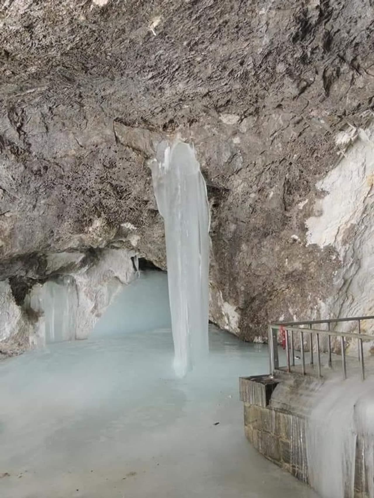 हालांकि देश के सभी इलाकों में भीषण गर्मी पड़ रही है। लेकिन भगवान शिव के बर्फीले स्वरुप अमरनाथ पर इसका कोई असर नहीं दिख रहा है। उन्होंने भक्तों को दर्शन देने के लिए मूर्त स्वरुप धारण करना शुरु कर दिया है। हालांकि देश के सभी इलाकों में भीषण गर्मी पड़ रही है। लेकिन भगवान शिव के बर्फीले स्वरुप अमरनाथ पर इसका कोई असर नहीं दिख रहा है। उन्होंने भक्तों को दर्शन देने के लिए मूर्त स्वरुप धारण करना शुरु कर दिया है।