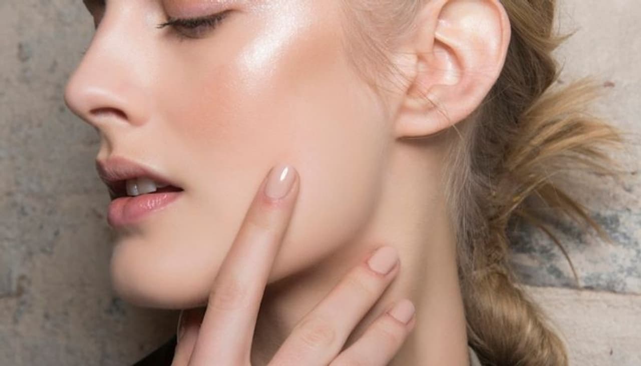 <p style="text align: justify;">Monsoon can be a tricky season to take care of your skin. Especially if you have an oily skin type, it is extremely hard to keep it looking fresh and flawless.</p>