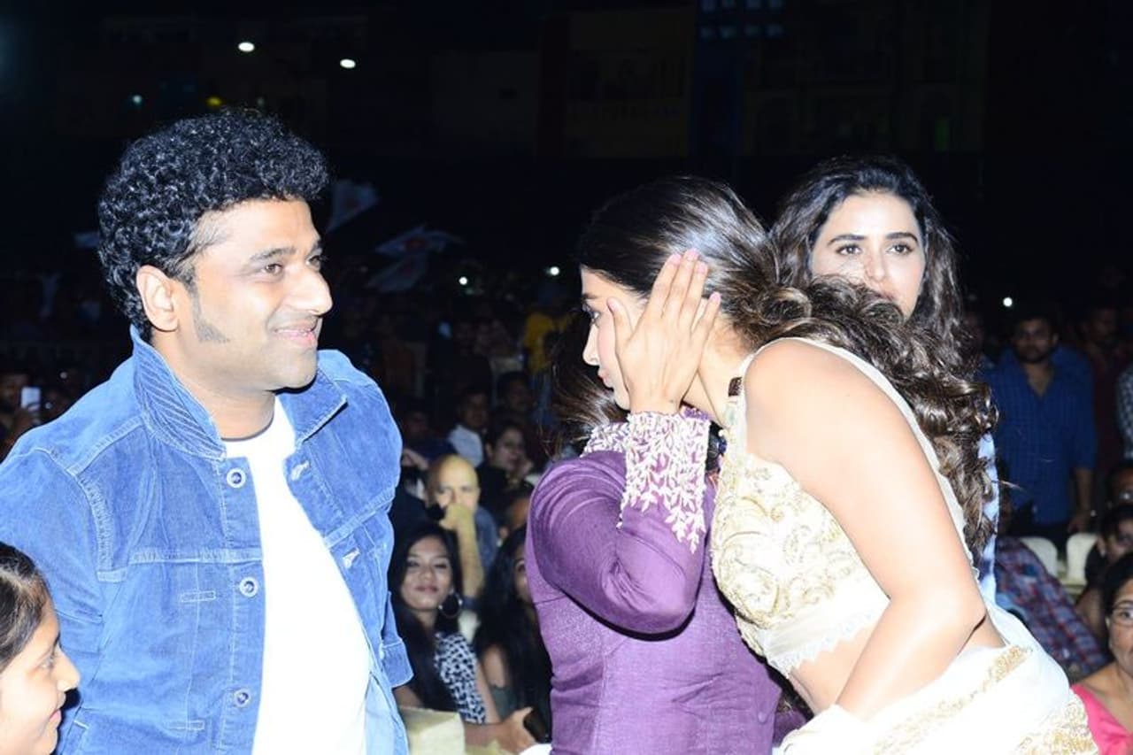 మహర్షి ప్రీ రిలీజ్ ఈవెంట్ ఫొటోస్ (సెట్ 4 ) మహర్షి ప్రీ రిలీజ్ ఈవెంట్ ఫొటోస్ (సెట్ 4 )