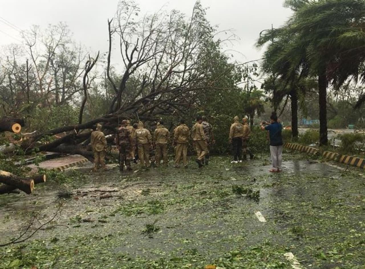 चुनाव आयोग ने ओडिशा में आए चक्रवात फानी को देखते हुए जहां समय से पहले राज्य के कुछ इलाकों में मॉडल कोड ऑफ कंडक्ट हटा लिया था वहीं चक्रवात से प्रभावित चार विधानसभा क्षेत्रों में रखे गए ईवीएम को भी सुरक्षित स्थान पर पहुंचा लिया है। चुनाव आयोग ने ओडिशा में आए चक्रवात फानी को देखते हुए जहां समय से पहले राज्य के कुछ इलाकों में मॉडल कोड ऑफ कंडक्ट हटा लिया था वहीं चक्रवात से प्रभावित चार विधानसभा क्षेत्रों में रखे गए ईवीएम को भी सुरक्षित स्थान पर पहुंचा लिया है।