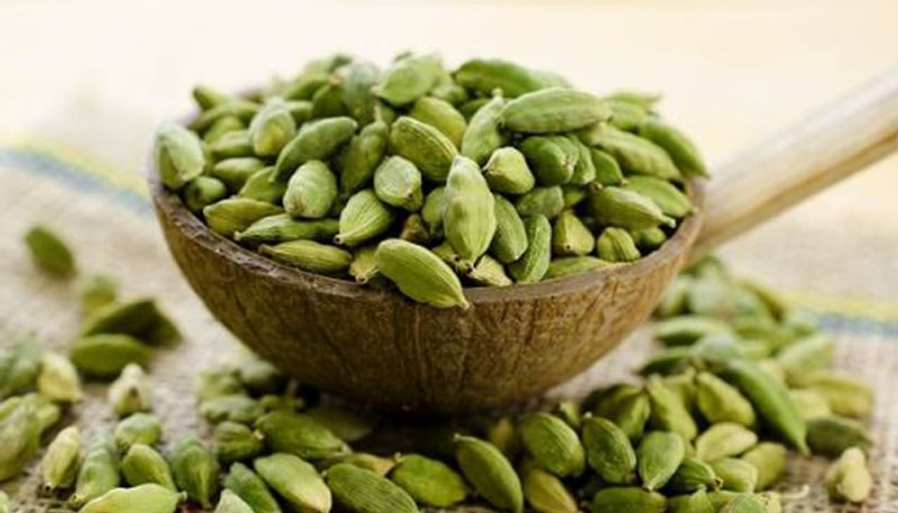 <p>ಈ ಏಲಕ್ಕಿ ಕೇವಲ ರುಚಿಯನ್ನು ಹೆಚ್ಚಿಸಲು ಮಾತ್ರ ಕೆಲಸ ಮಾಡುವುದಿಲ್ಲ. ಏಲಕ್ಕಿ ಆರೋಗ್ಯದ ಮೇಲೆಯೂ ಪರಿಣಾಮ ಬೀರುತ್ತದೆ. ಬಾಯಿ ವಾಸನೆ ನಿವಾರಿಸುವುದರಿಂದ ಹಿಡಿದು ತೂಕ ಇಳಿಕೆ ಮಾಡುವವರೆಗೆ ಇದರಿಂದ ಹಲವು ಪ್ರಯೋಜನಗಳಿವೆ. ರಾತ್ರಿ ಮಲಗುವ ಮುನ್ನ ಹಲ್ಲಿನ ಕೆಳಗೆ ಒಂದು ಸಣ್ಣ ಏಲಕ್ಕಿಯನ್ನು ಒತ್ತಿದರೆ ನಿಮ್ಮ ದೇಹವು ಅದ್ಭುತ 7 ಪರಿಣಾಮ ಬೀರುತ್ತದೆ.</p> <p>ಈ ಏಲಕ್ಕಿ ಕೇವಲ ರುಚಿಯನ್ನು ಹೆಚ್ಚಿಸಲು ಮಾತ್ರ ಕೆಲಸ ಮಾಡುವುದಿಲ್ಲ. ಏಲಕ್ಕಿ ಆರೋಗ್ಯದ ಮೇಲೆಯೂ ಪರಿಣಾಮ ಬೀರುತ್ತದೆ. ಬಾಯಿ ವಾಸನೆ ನಿವಾರಿಸುವುದರಿಂದ ಹಿಡಿದು ತೂಕ ಇಳಿಕೆ ಮಾಡುವವರೆಗೆ ಇದರಿಂದ ಹಲವು ಪ್ರಯೋಜನಗಳಿವೆ. ರಾತ್ರಿ ಮಲಗುವ ಮುನ್ನ ಹಲ್ಲಿನ ಕೆಳಗೆ ಒಂದು ಸಣ್ಣ ಏಲಕ್ಕಿಯನ್ನು ಒತ್ತಿದರೆ ನಿಮ್ಮ ದೇಹವು ಅದ್ಭುತ 7 ಪರಿಣಾಮ ಬೀರುತ್ತದೆ.</p>